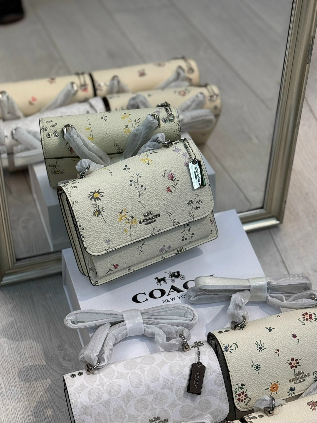 женская сумка coach,сумка coach,сумка через плечо кросс боди coach,сумка кроссбоди coach с цветочками,coach klare сумка