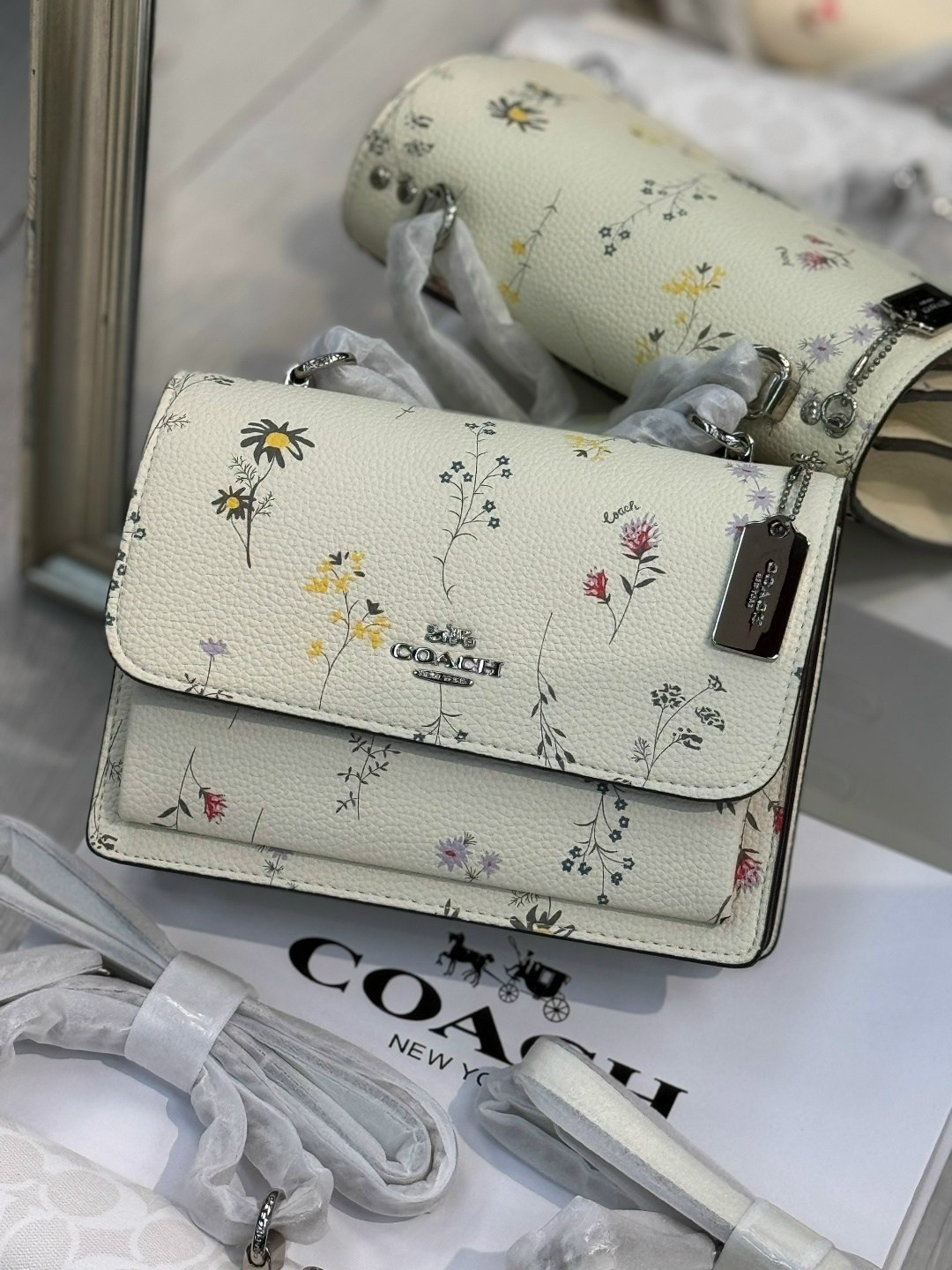 женская сумка coach,сумка coach,сумка через плечо кросс боди coach,сумка кроссбоди coach с цветочками,coach klare сумка