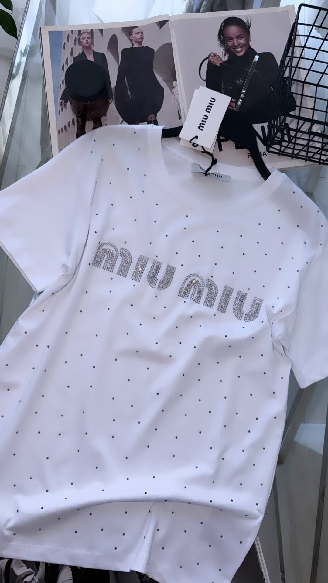 миу миу футболка,белая футболка стразы миу миу,футболка miu miu белая со стразами,футболка со стразами женская,футболка со стразами