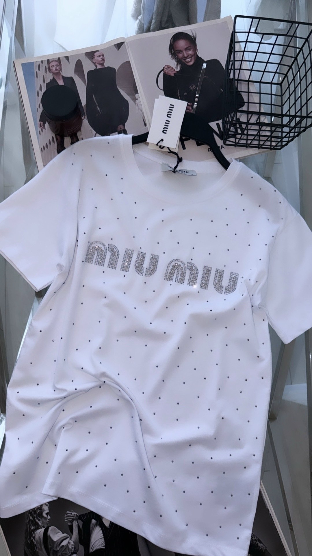 миу миу футболка,белая футболка стразы миу миу,футболка miu miu белая со стразами,футболка со стразами женская,футболка со стразами