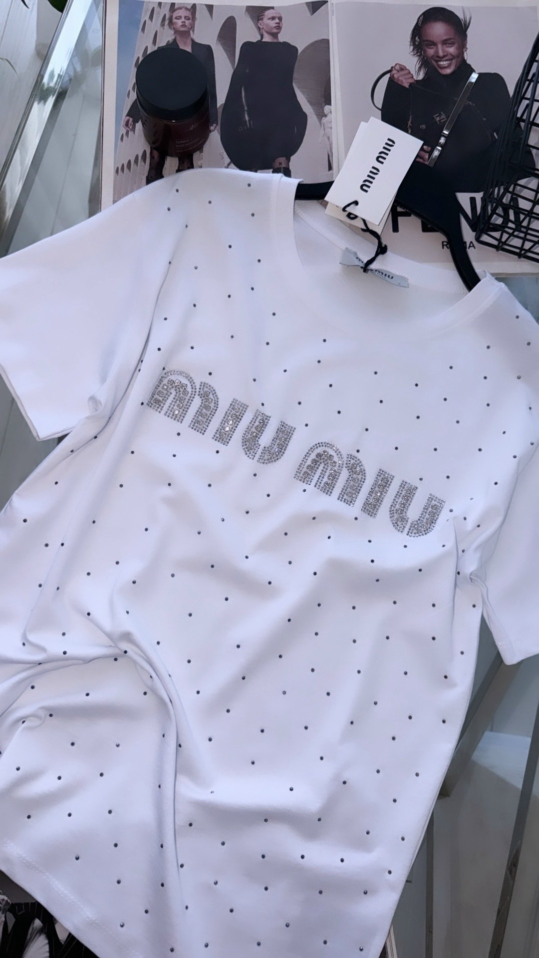 миу миу футболка,белая футболка стразы миу миу,футболка miu miu белая со стразами,футболка со стразами женская,футболка со стразами