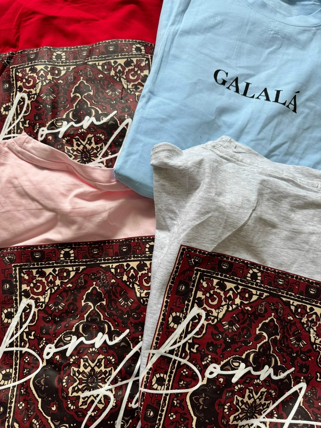 лонгслив из хлопка оверсайз с принтом galala,лонгслив оверсайз с принтом,лонгслив женская оверсайз,лонгслив оверсайз,лонгслив базовый белый с принтом ковер на спине