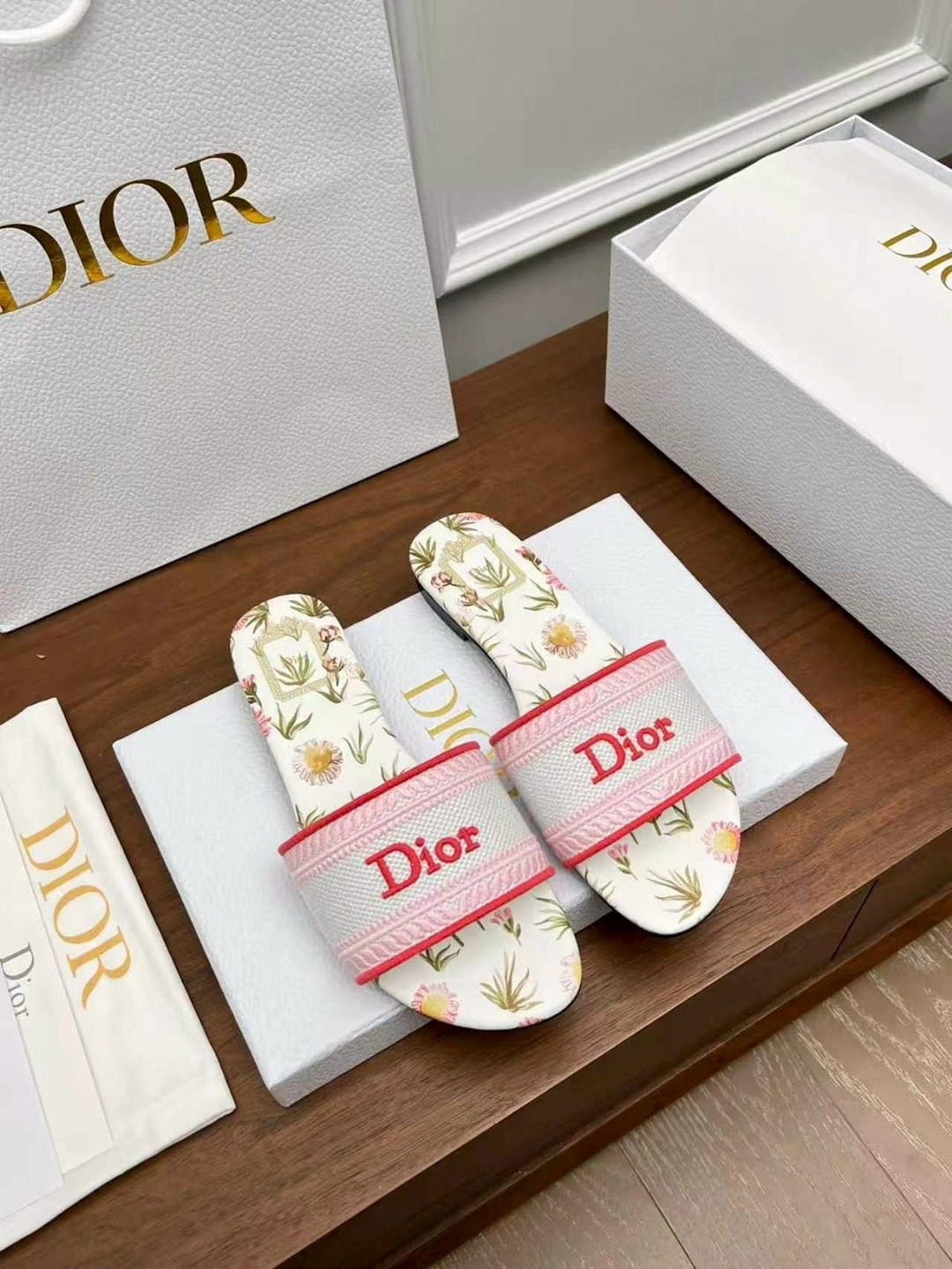 christian dior шлепанцы коллекция 2026,шлепки диор женские,dior dway шлепанцы,шлепанцы christian dior,шлепки диор
