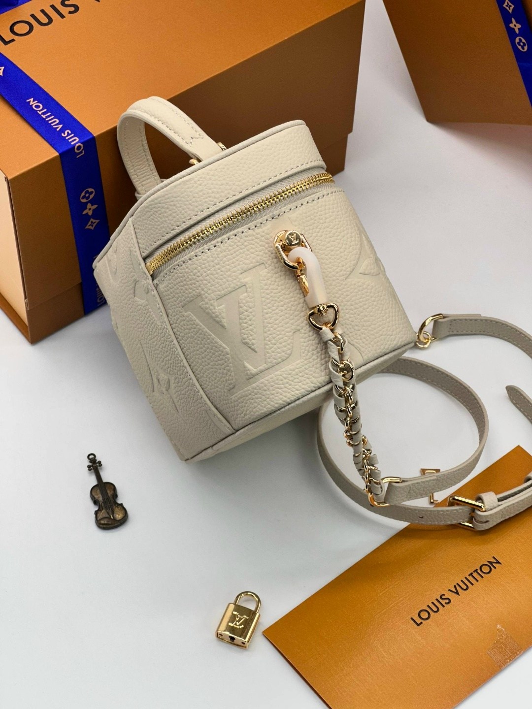 louis vuitton женская сумка,cумка louis vuitton,louis vuitton косметичка louis vuitton,сумка луи виттон vanity,сумки луи виттон