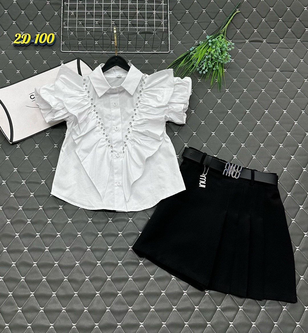 школьная форма для девочек,ребенок,schoolgirl in school uniform with a backpack at the school,школьная форма,маленькая ученица