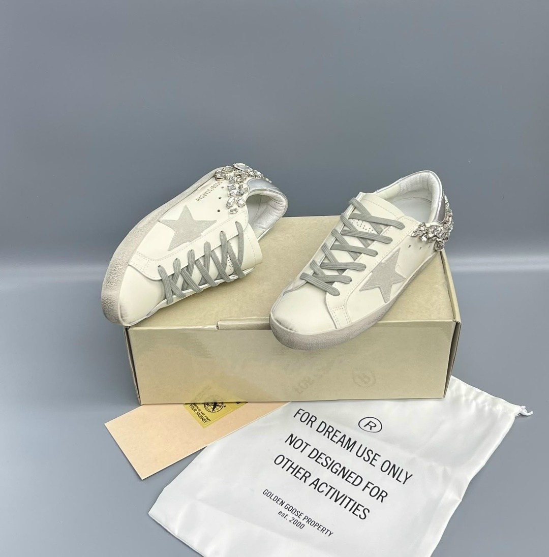 ,кеды golden goose женские,женские кожаные кроссовки golden goose super-star premium - white / silver,golden goose декорированные кеды super-star белый,golden goose