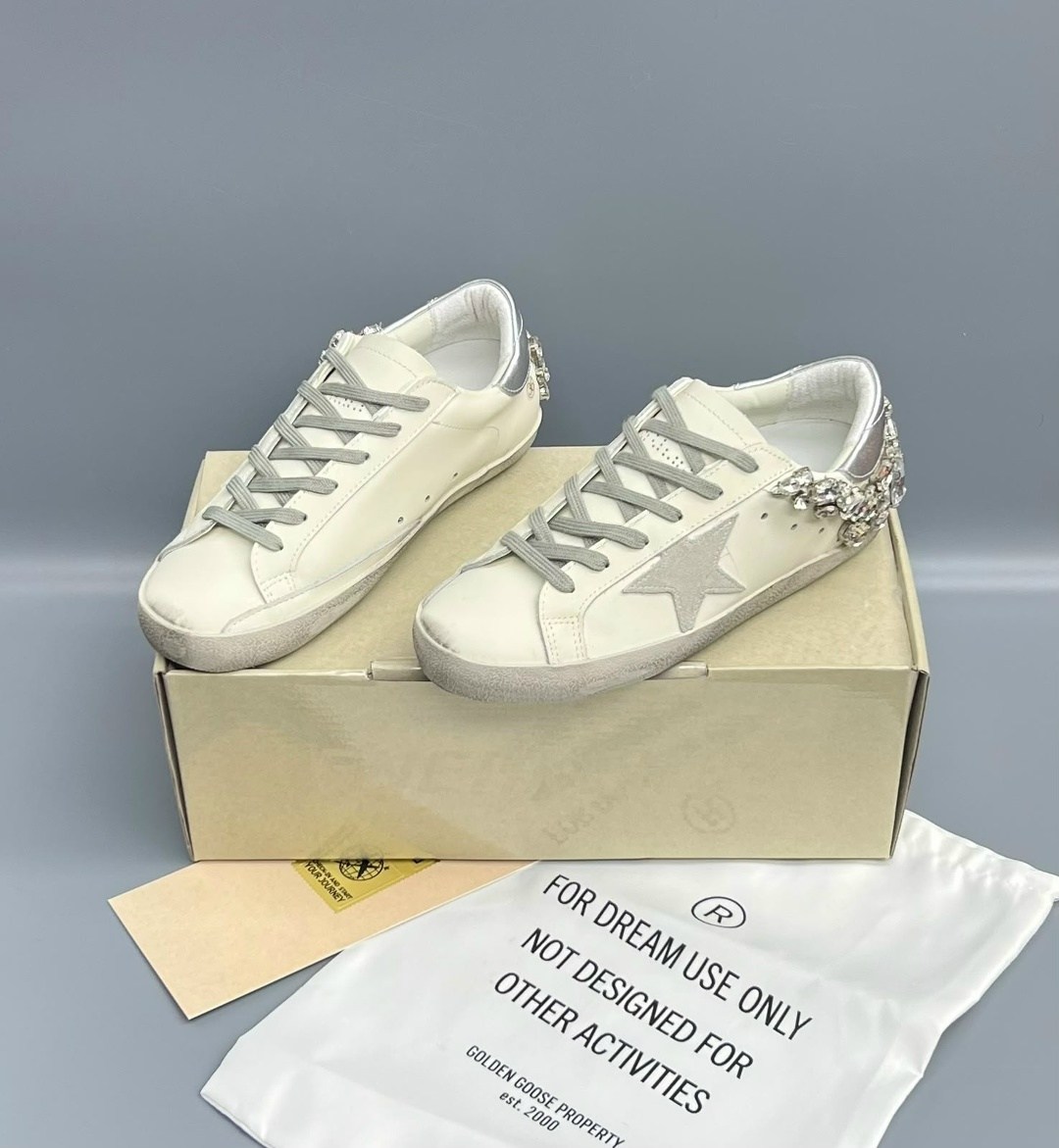 ,кеды golden goose женские,женские кожаные кроссовки golden goose super-star premium - white / silver,golden goose декорированные кеды super-star белый,golden goose