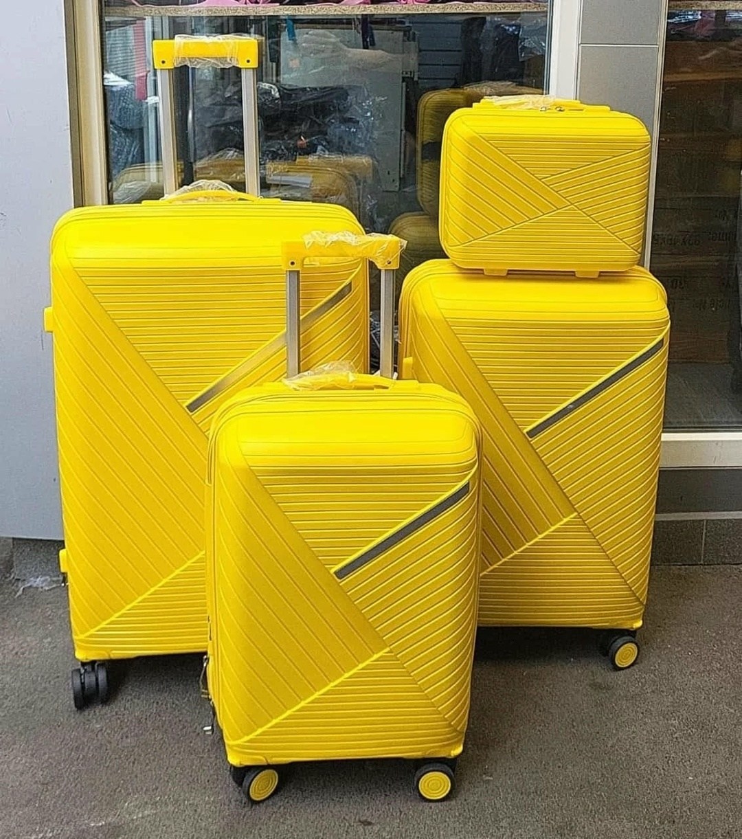 чемодан,желтый чемодан,чемодан женский,чемодан средний,чемодан american tourister soundbox golden yellow - 67 cm