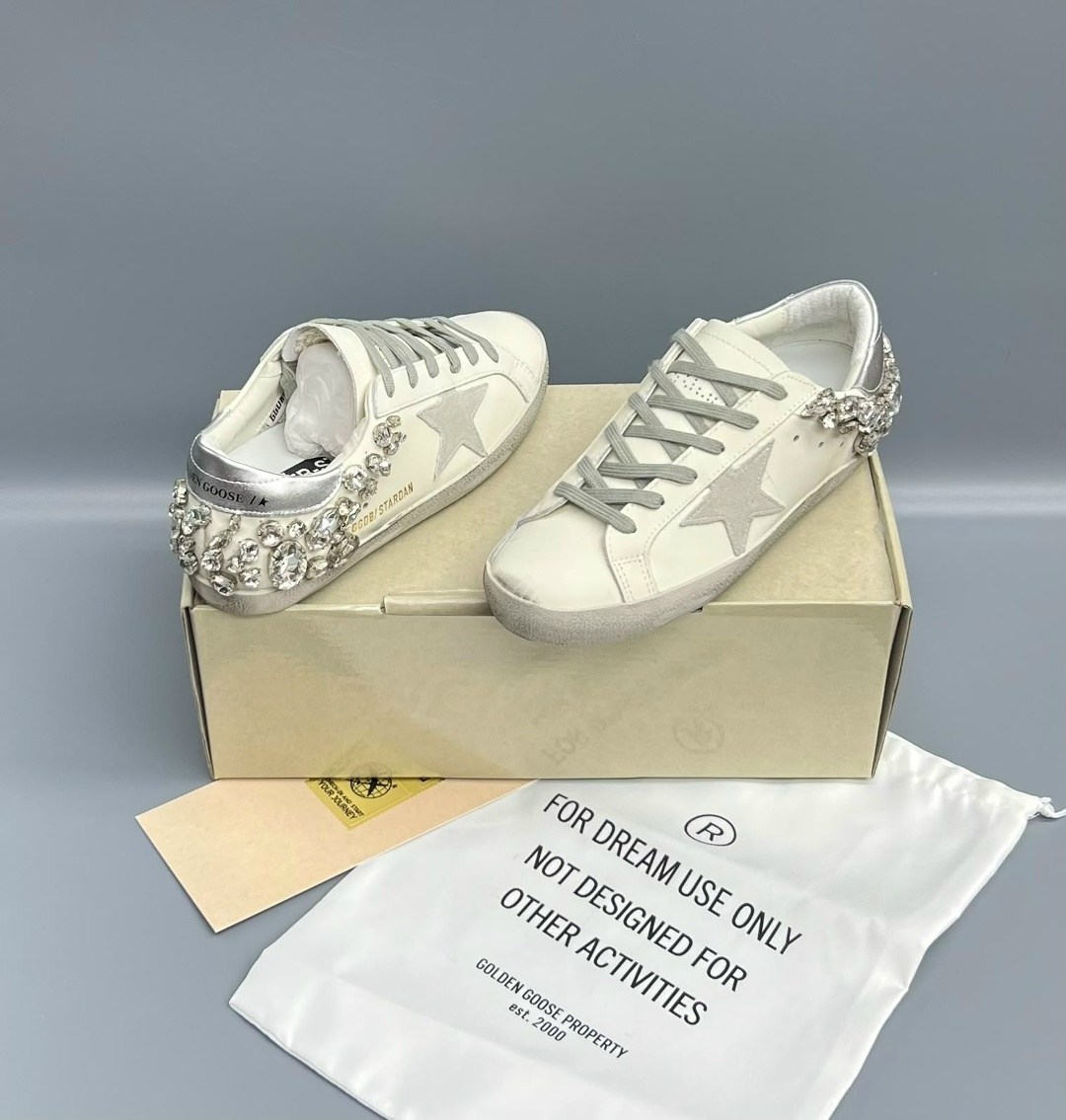 ,кеды golden goose женские,женские кожаные кроссовки golden goose super-star premium - white / silver,golden goose декорированные кеды super-star белый,golden goose