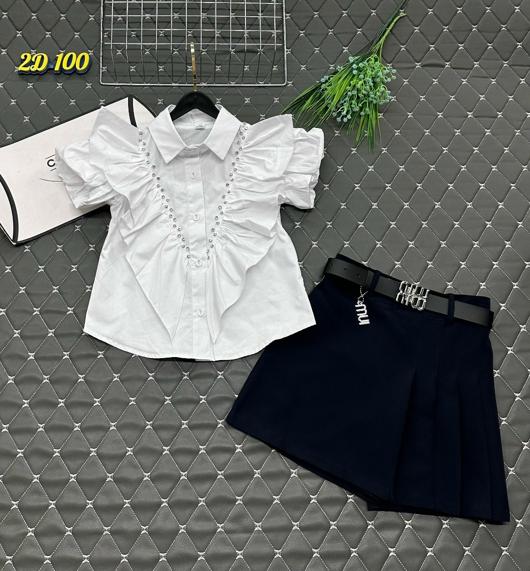 школьная форма для девочек,ребенок,schoolgirl in school uniform with a backpack at the school,школьная форма,маленькая ученица