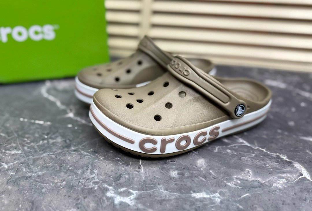 сабо кроксы crocs sarah clog crocs 221032305,сабо кроксы crocs sarah clog crocs цвет светло-коричневый, белый,сабо crocs,крутые кроксы мужские,сабо унисекс crocs bayaband коричневые 42 ru