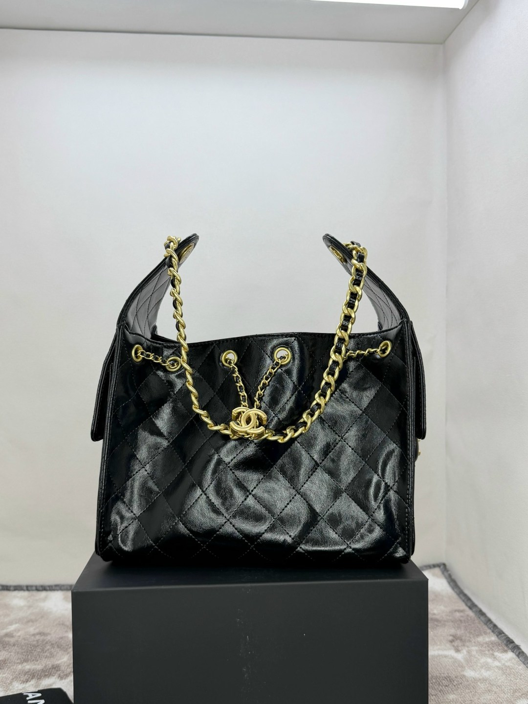 сумка chanel,кожаная белая сумка chanel,chanel белая кожаная сумка через плечо для женщин,сумка женская шанель стеганая ковша цепь chanel,женская большая белая сумка chanel