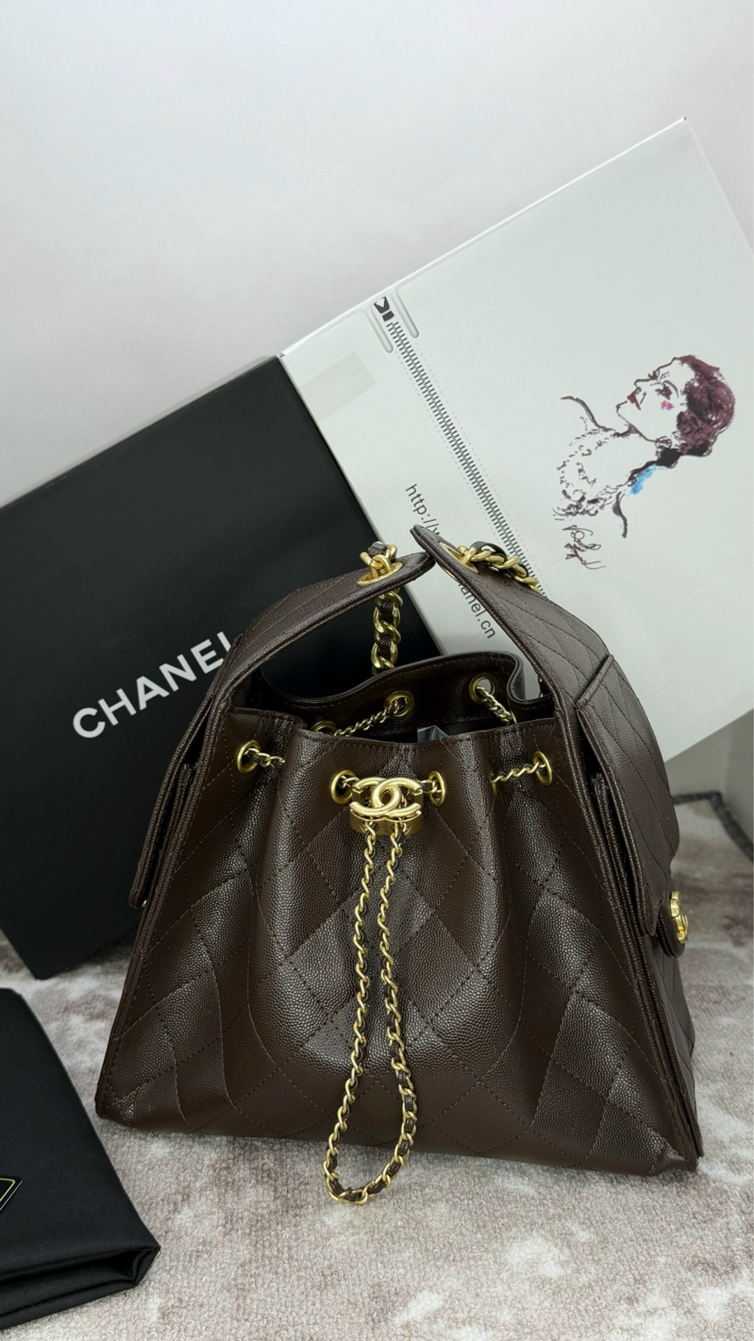 сумка chanel,кожаная белая сумка chanel,chanel белая кожаная сумка через плечо для женщин,сумка женская шанель стеганая ковша цепь chanel,женская большая белая сумка chanel