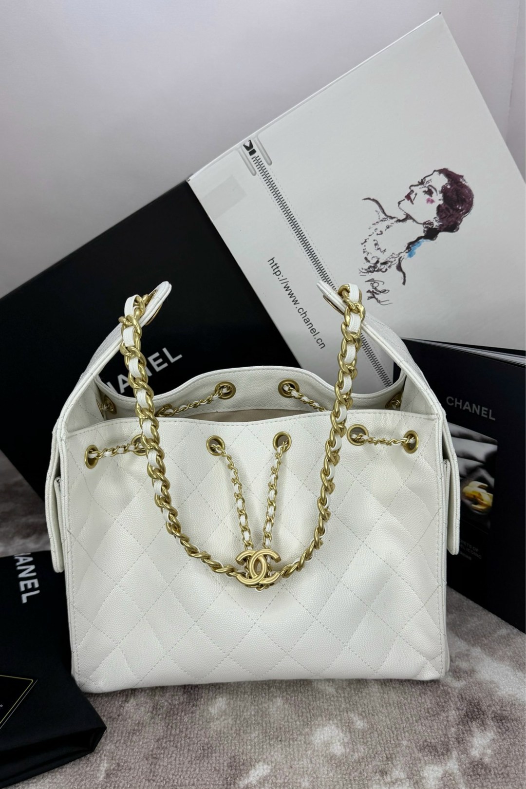 сумка chanel,кожаная белая сумка chanel,chanel белая кожаная сумка через плечо для женщин,сумка женская шанель стеганая ковша цепь chanel,женская большая белая сумка chanel