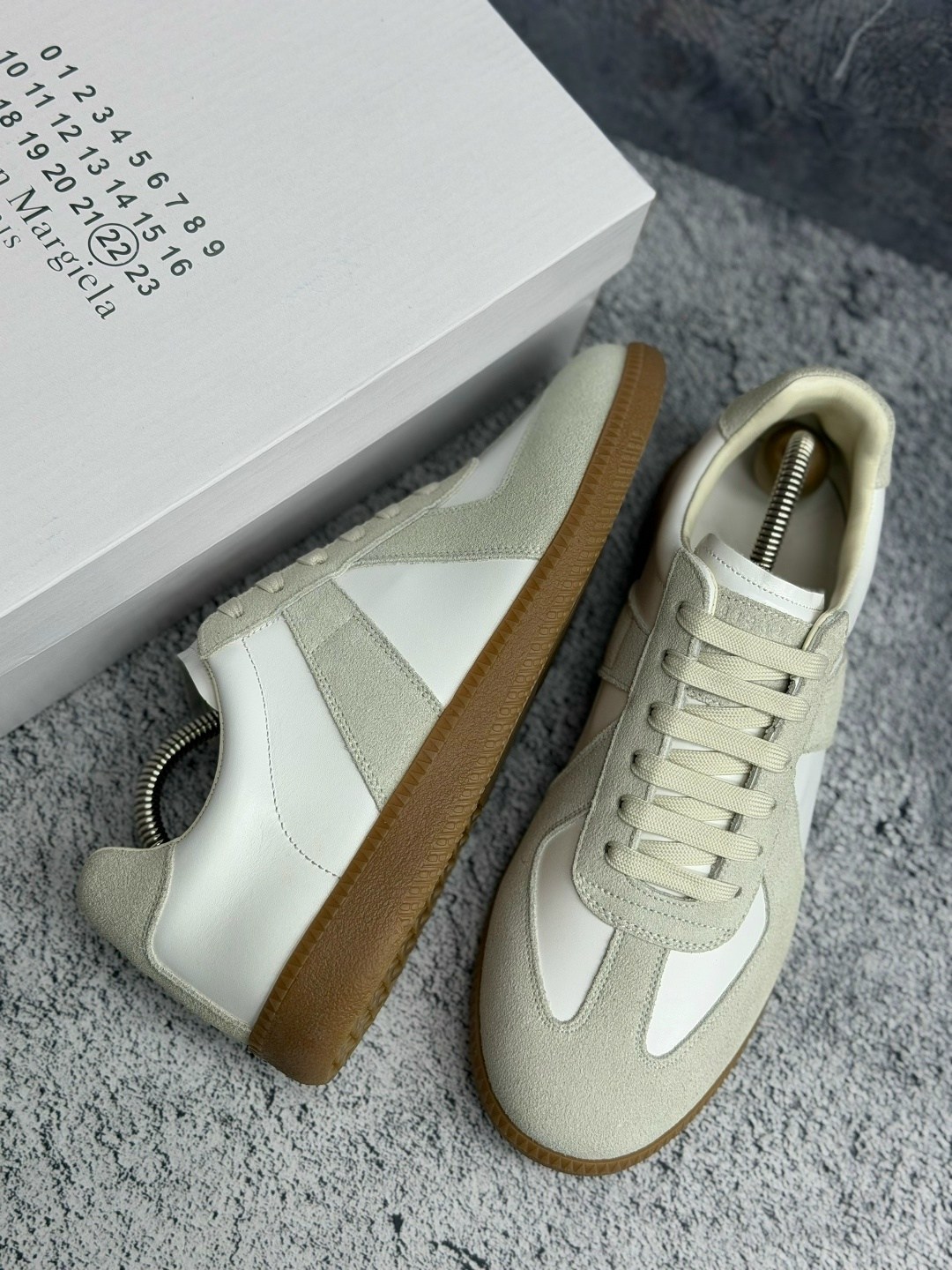 maison margiela replica кроссовки,,кроссовки maison margiela replica leather and suede белый/серый,maison margiela кроссовки,maison margiela белые кожаные низкие кроссовки