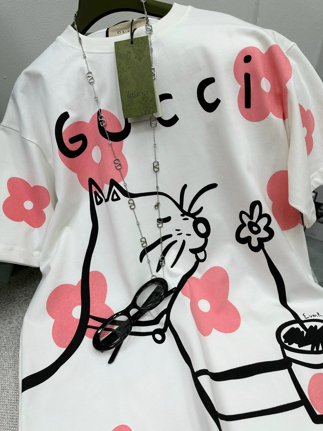 футболка gucci,gucci женская футболка,футболка гуччи,футболка с рисунком,женские футболки