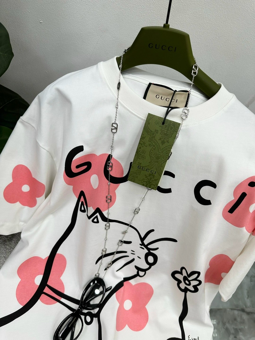футболка gucci,gucci женская футболка,футболка гуччи,футболка с рисунком,женские футболки