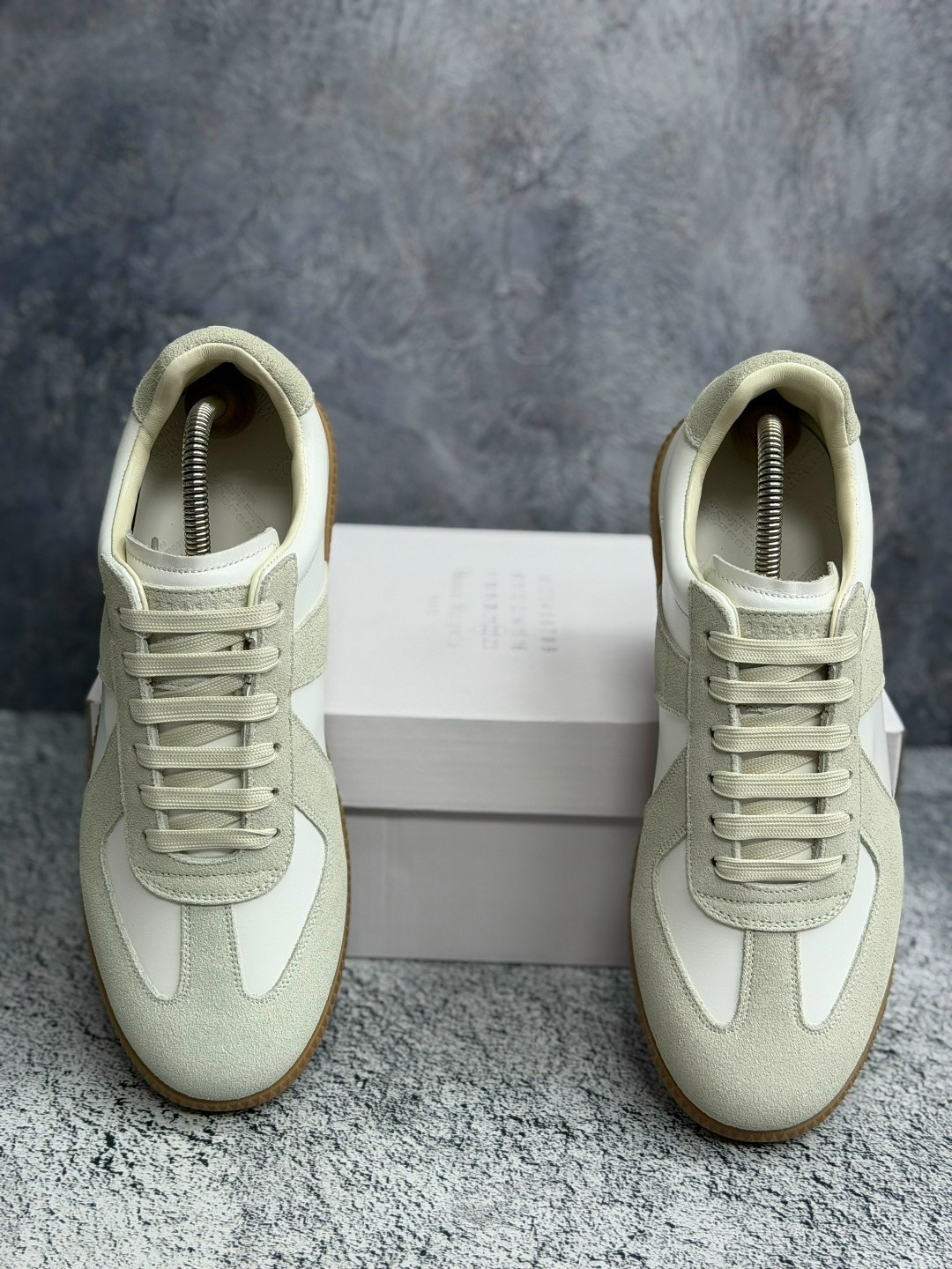maison margiela replica кроссовки,,кроссовки maison margiela replica leather and suede белый/серый,maison margiela кроссовки,maison margiela белые кожаные низкие кроссовки
