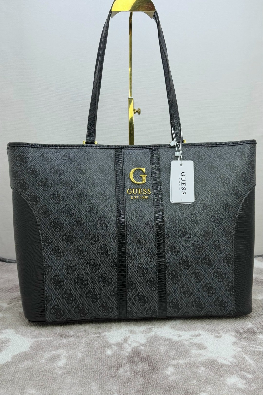 сумка guess,сумка женская guess,сумка шоппер guess,сумка шоппер с принтом из монограмм бренда noreen guess,сумка guess женская большая
