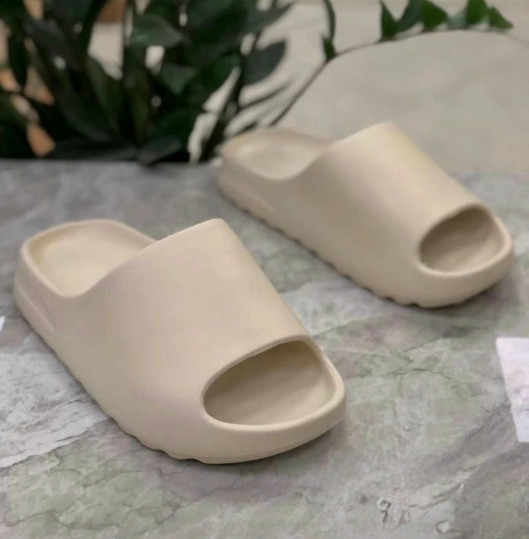 шлепанцы женские,,белые шлепанцы,тапки adidas yeezy slide desert sand,модные тапочки