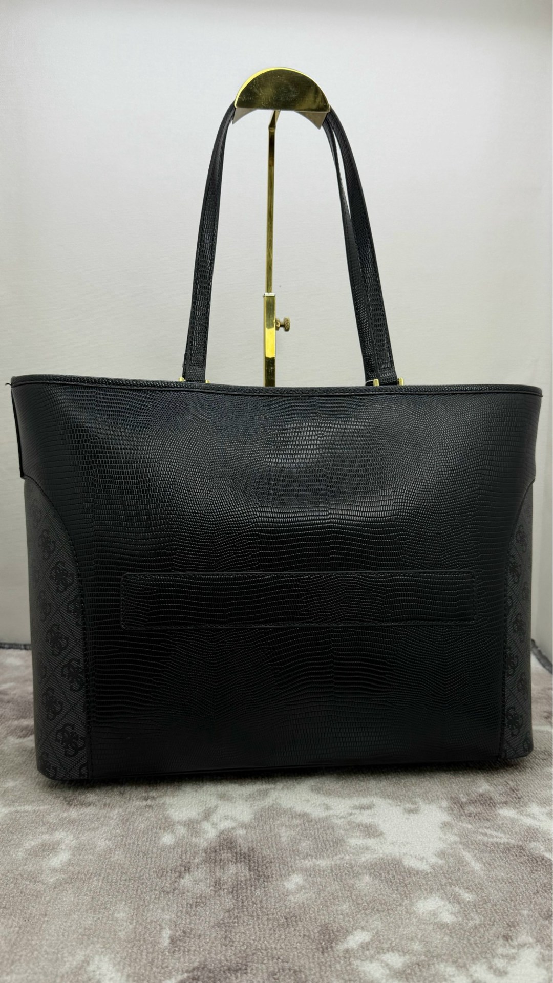 сумка guess,сумка женская guess,сумка шоппер guess,сумка шоппер с принтом из монограмм бренда noreen guess,сумка guess женская большая