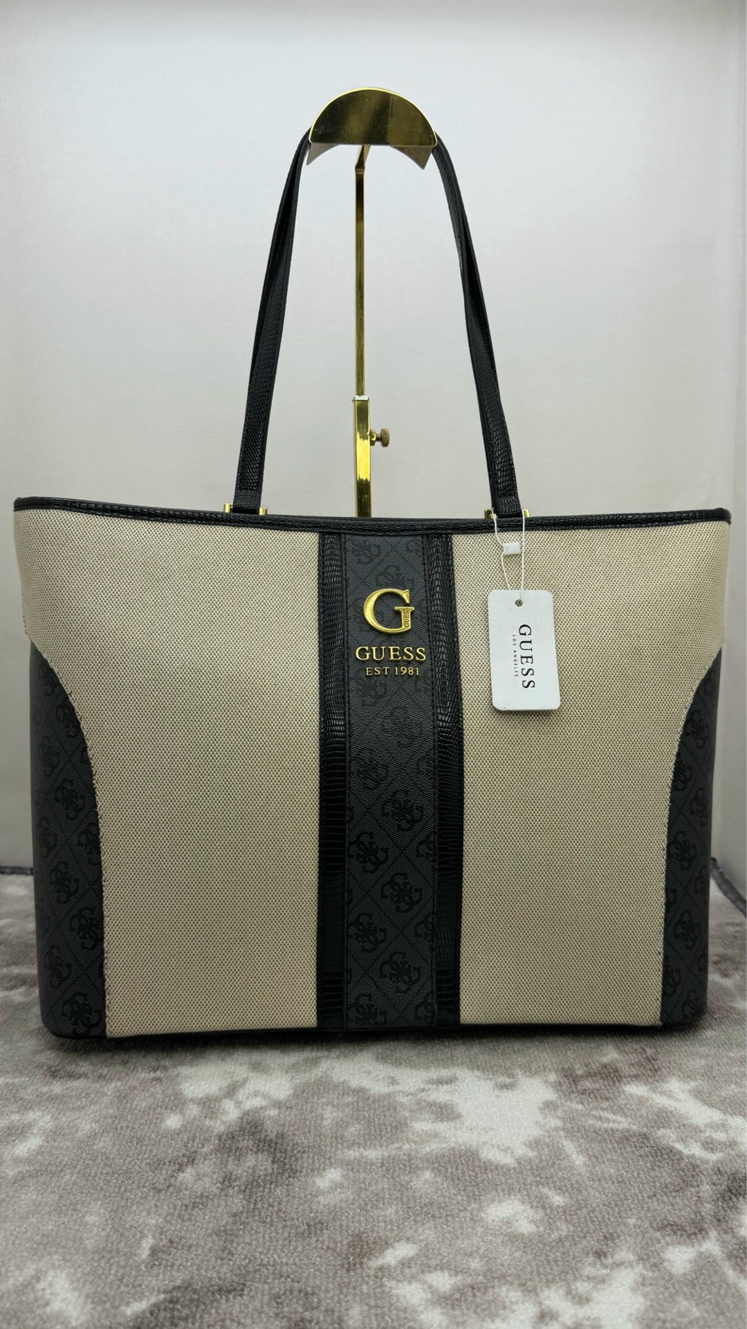 сумка guess,сумка женская guess,сумка шоппер guess,сумка шоппер с принтом из монограмм бренда noreen guess,сумка guess женская большая