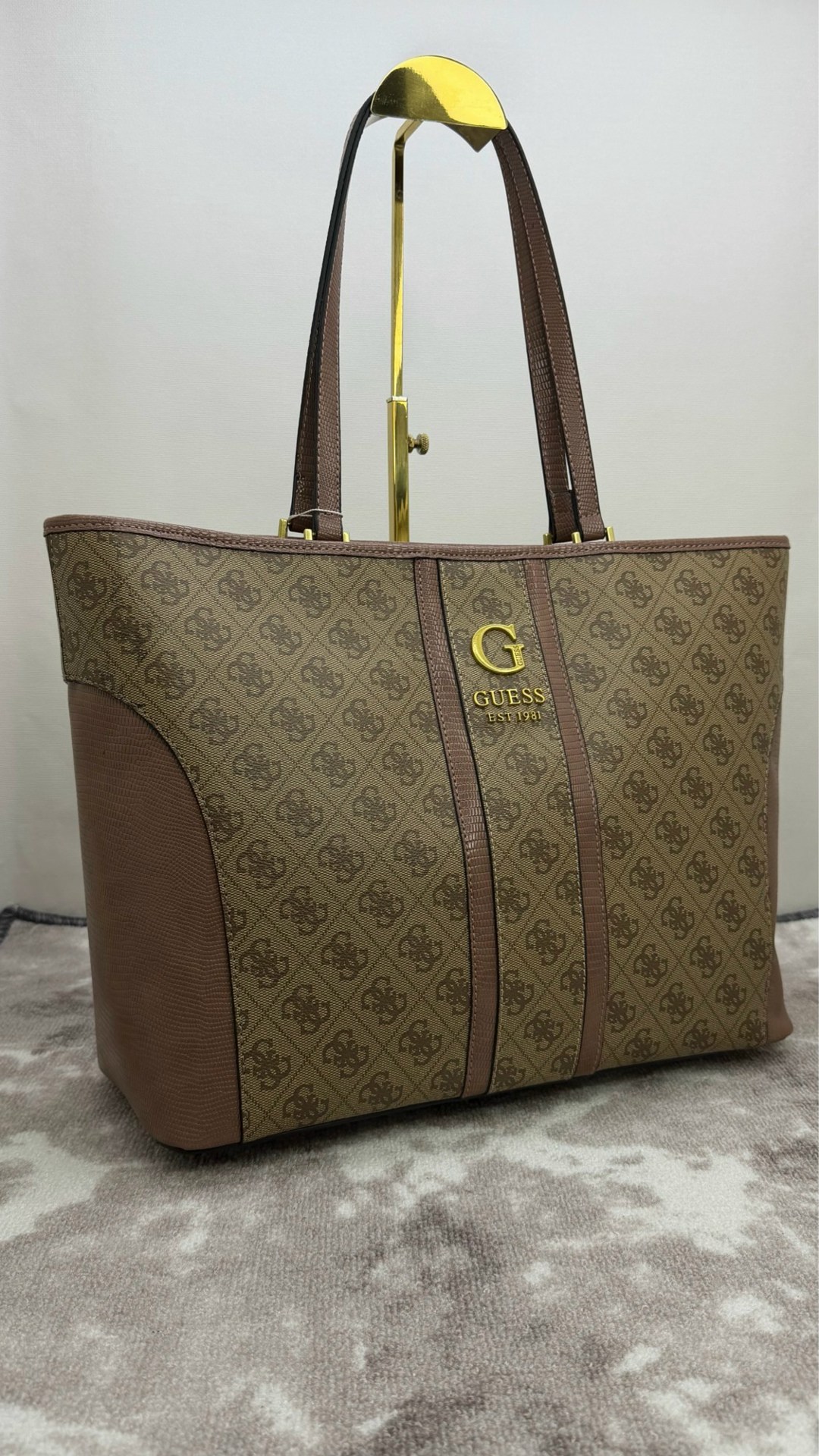 сумка guess,сумка женская guess,сумка шоппер guess,сумка шоппер с принтом из монограмм бренда noreen guess,сумка guess женская большая