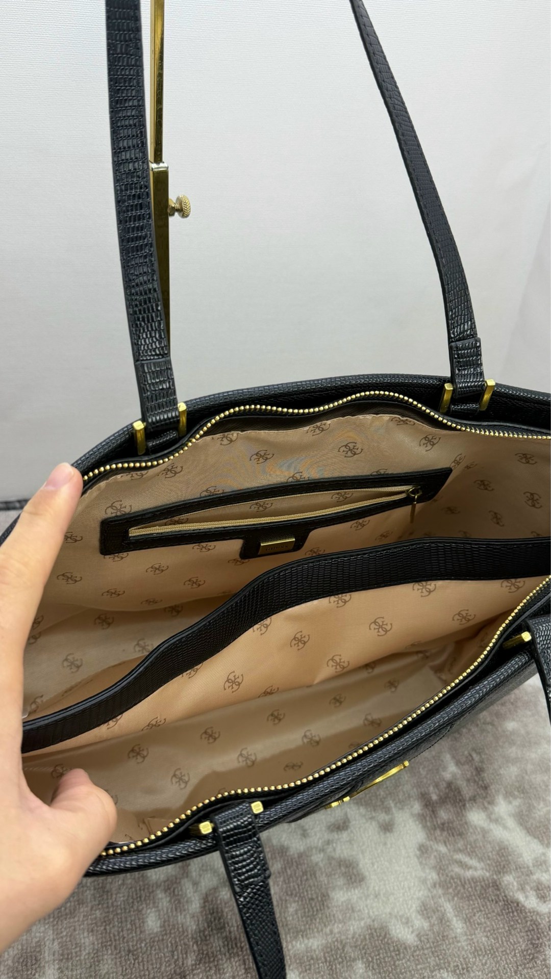 сумка guess,сумка женская guess,сумка шоппер guess,сумка шоппер с принтом из монограмм бренда noreen guess,сумка guess женская большая