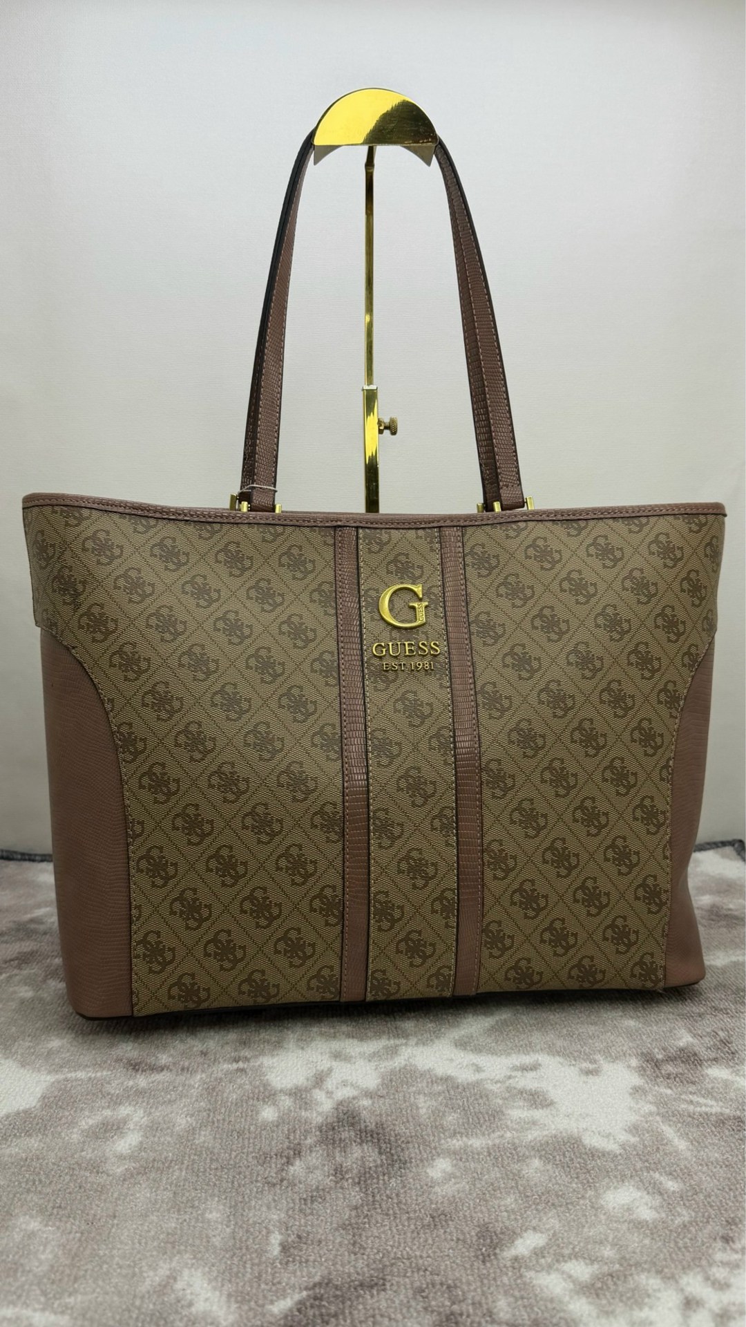 сумка guess,сумка женская guess,сумка шоппер guess,сумка шоппер с принтом из монограмм бренда noreen guess,сумка guess женская большая
