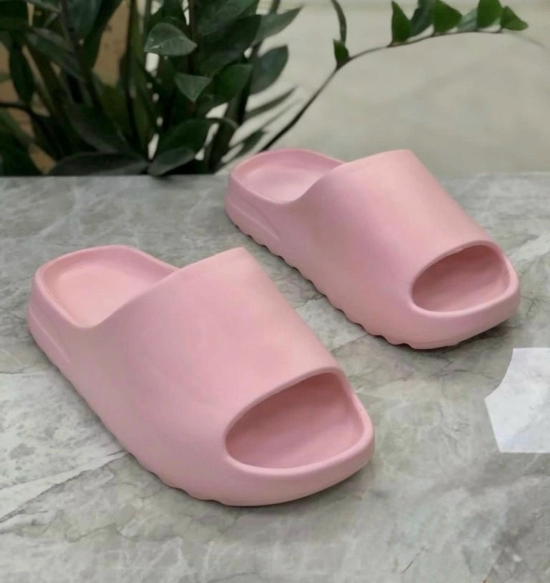 шлепанцы женские,,белые шлепанцы,тапки adidas yeezy slide desert sand,модные тапочки