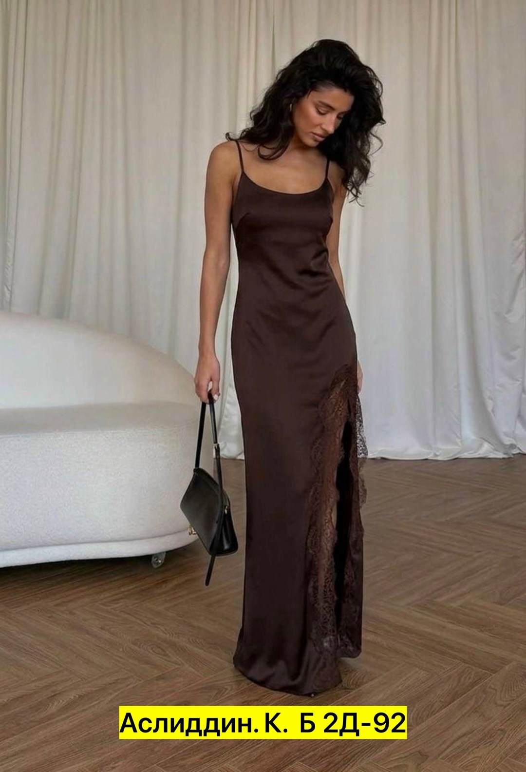 платье с кружевной отделкой от мими never fully dressed, коричневый,кружевное макси-платье-комбинация с вырезом шоколадного цвета,платье с кружевами,шелковое платье комбинация миди шоколадного цвета к