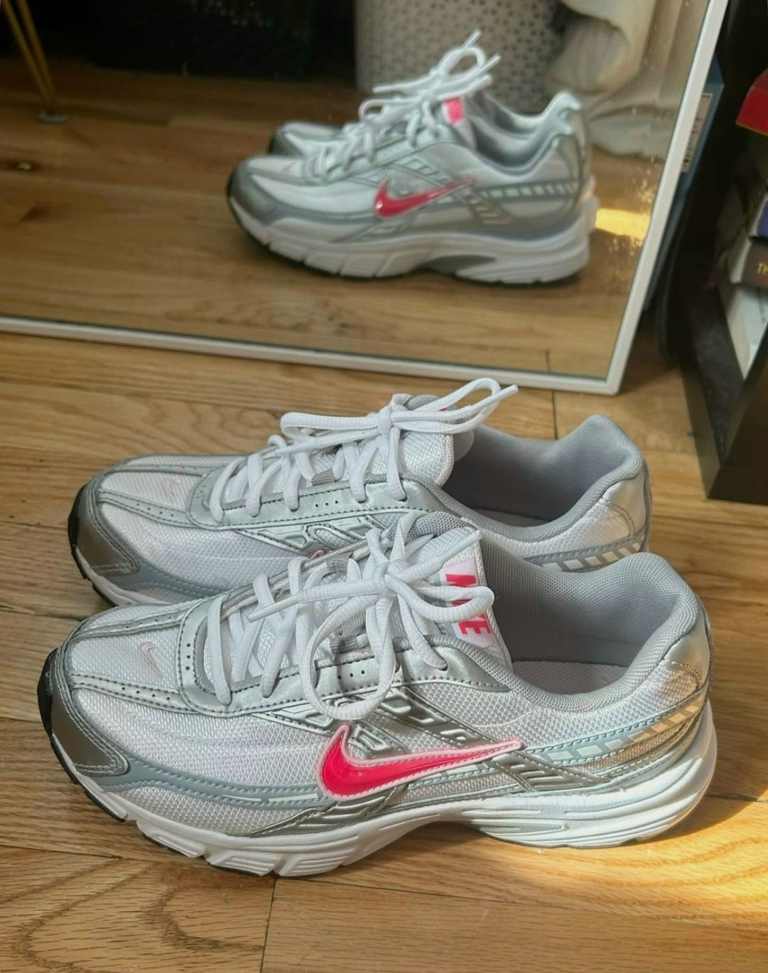 кроссовки nike initiator,кроссовки nike,кроссовки женские nike initiator белые,кроссовки женские nike wmns initiator white/cerry/metallic silver,nike initiator
