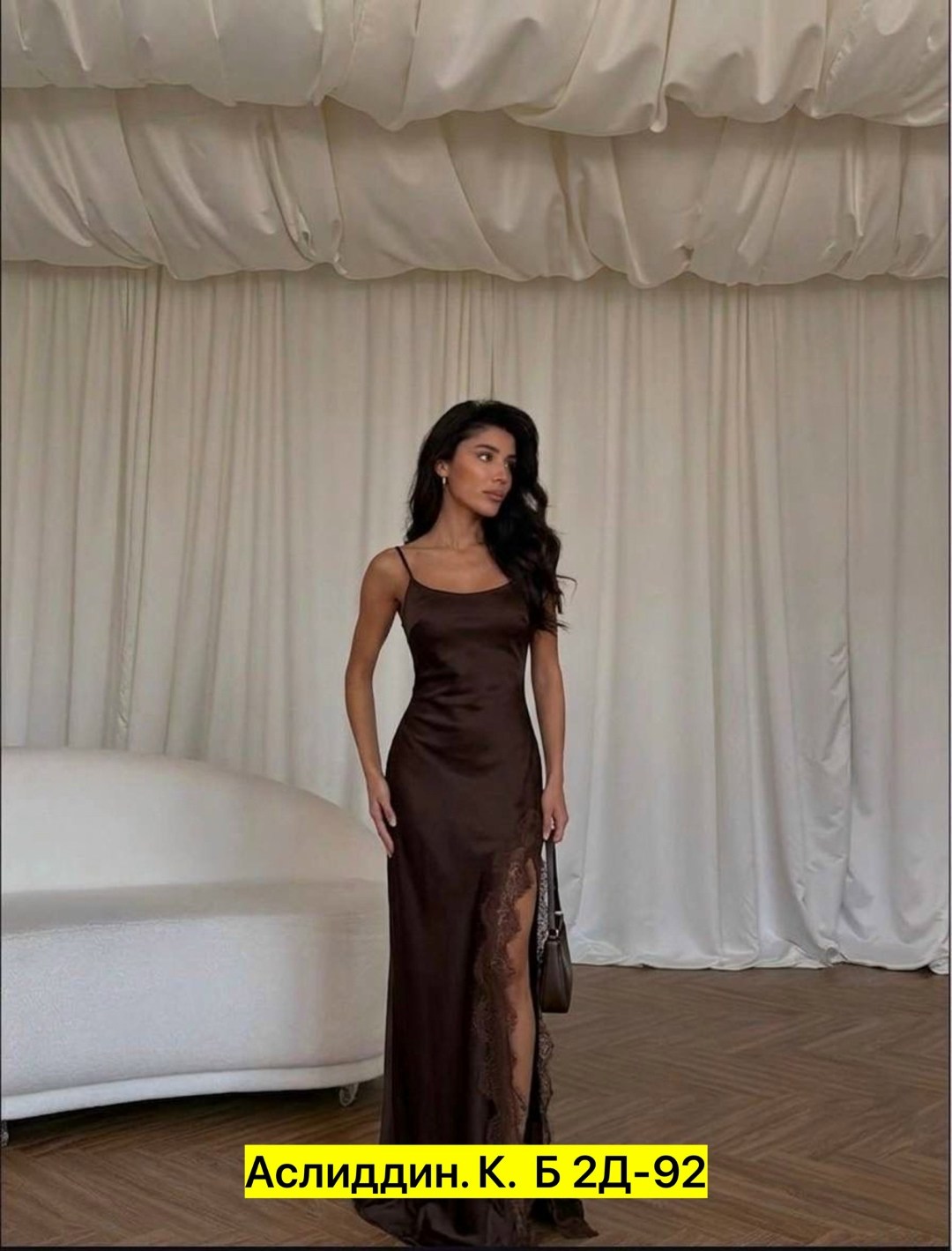 платье с кружевной отделкой от мими never fully dressed, коричневый,кружевное макси-платье-комбинация с вырезом шоколадного цвета,платье с кружевами,шелковое платье комбинация миди шоколадного цвета к