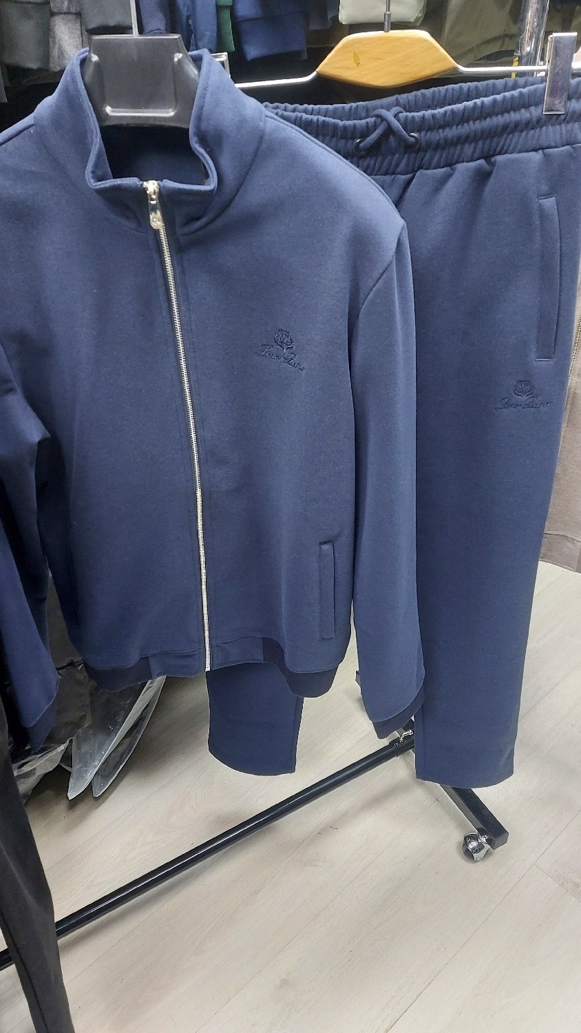 мужской костюм loro piana,мужская кофта,спортивный костюм brunello cucinelli,спортивный костюм loro piana