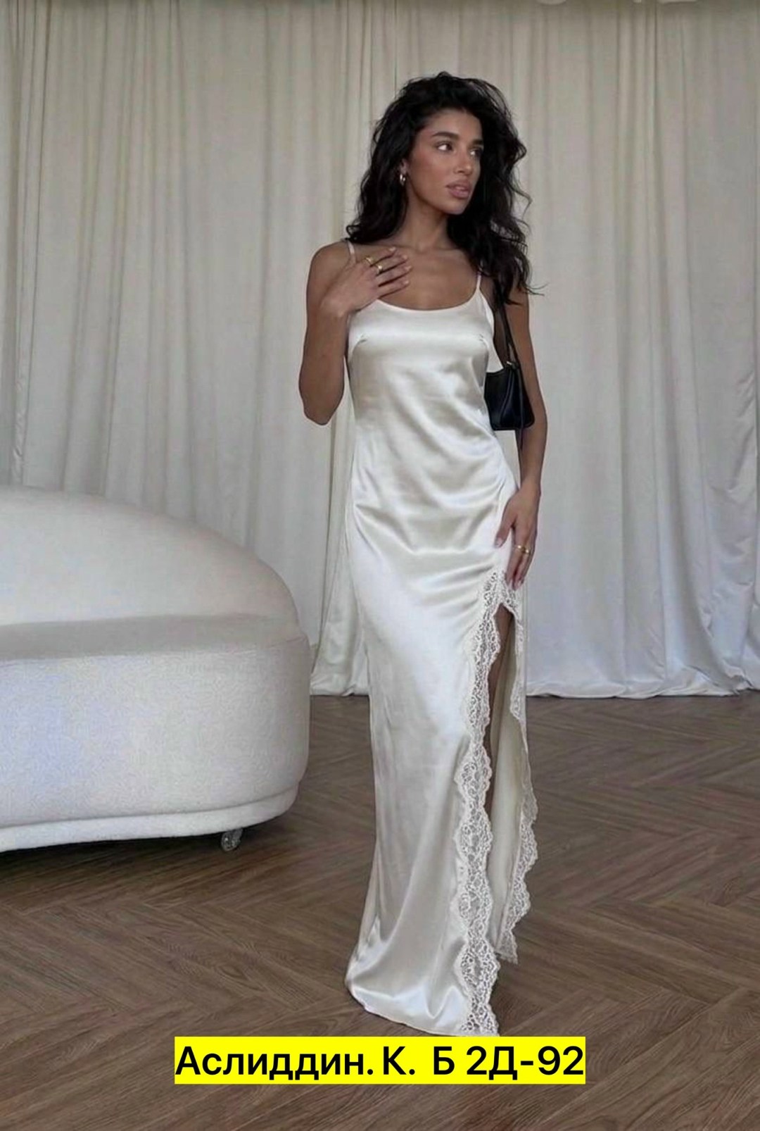платье с кружевной отделкой от мими never fully dressed, коричневый,кружевное макси-платье-комбинация с вырезом шоколадного цвета,платье с кружевами,шелковое платье комбинация миди шоколадного цвета к
