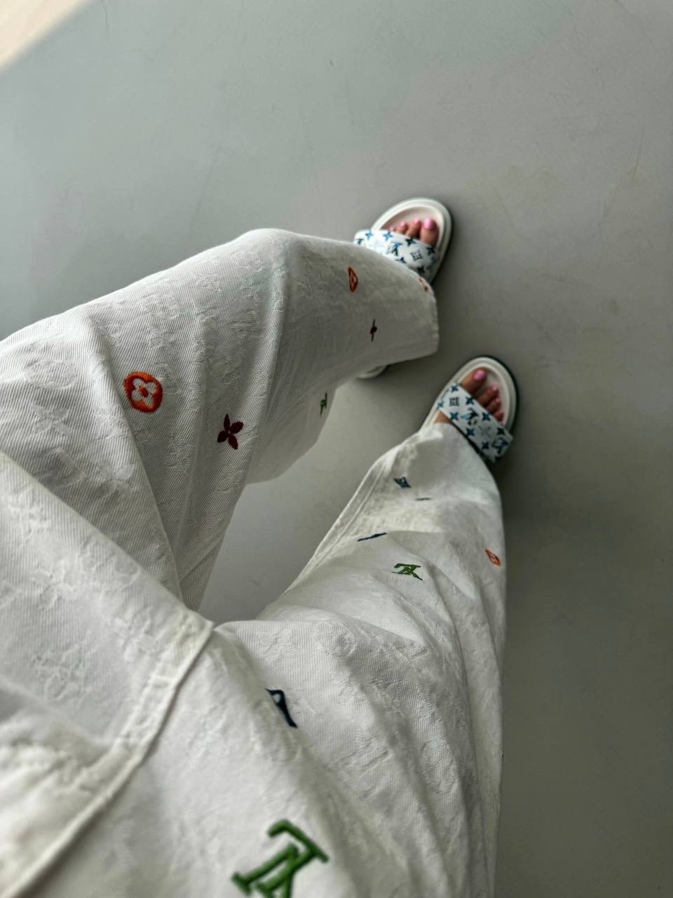 джинсовые брюки,длинные белые джинсы с вышивкой и прямыми штанинами,белые джинсы,брюки с вышивкой,повседневные брюки