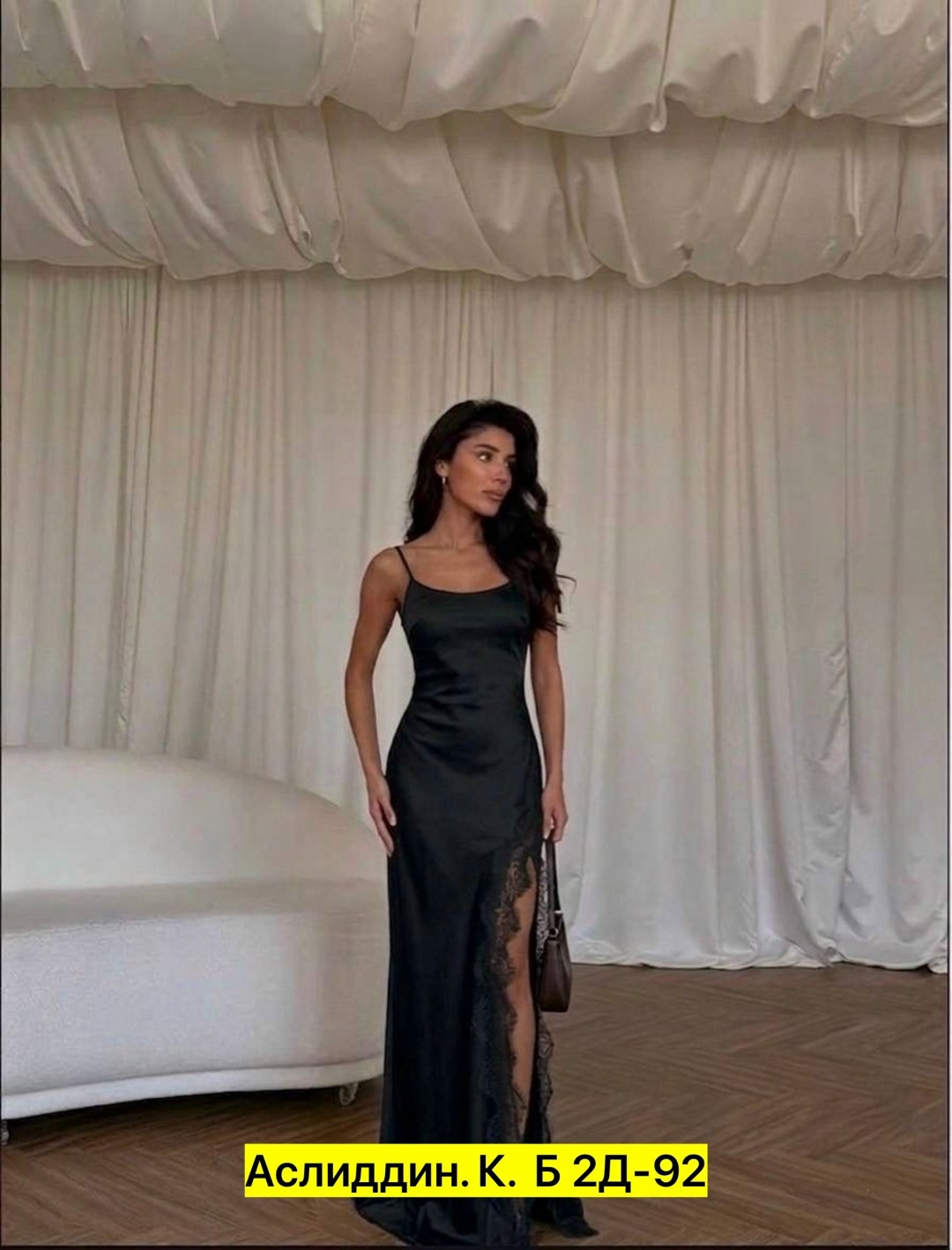 платье с кружевной отделкой от мими never fully dressed, коричневый,кружевное макси-платье-комбинация с вырезом шоколадного цвета,платье с кружевами,шелковое платье комбинация миди шоколадного цвета к