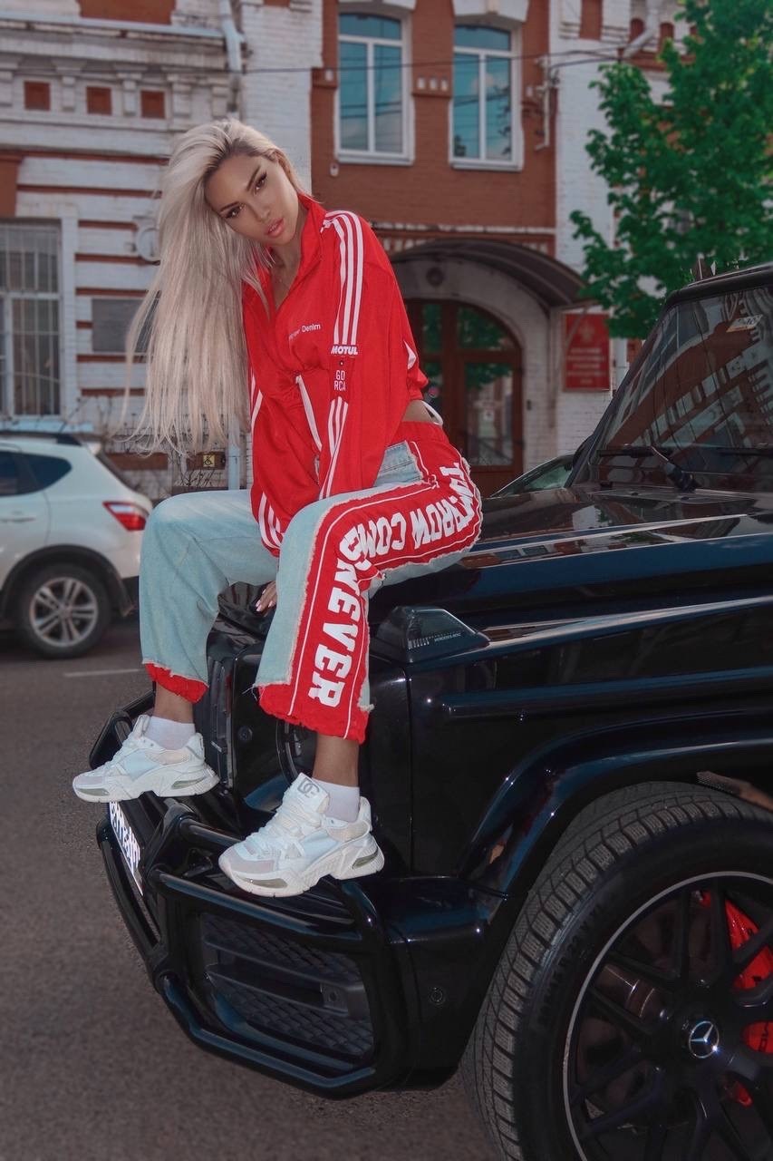 модный стиль,красная олимпийка адидас,adidas original,женская куртка