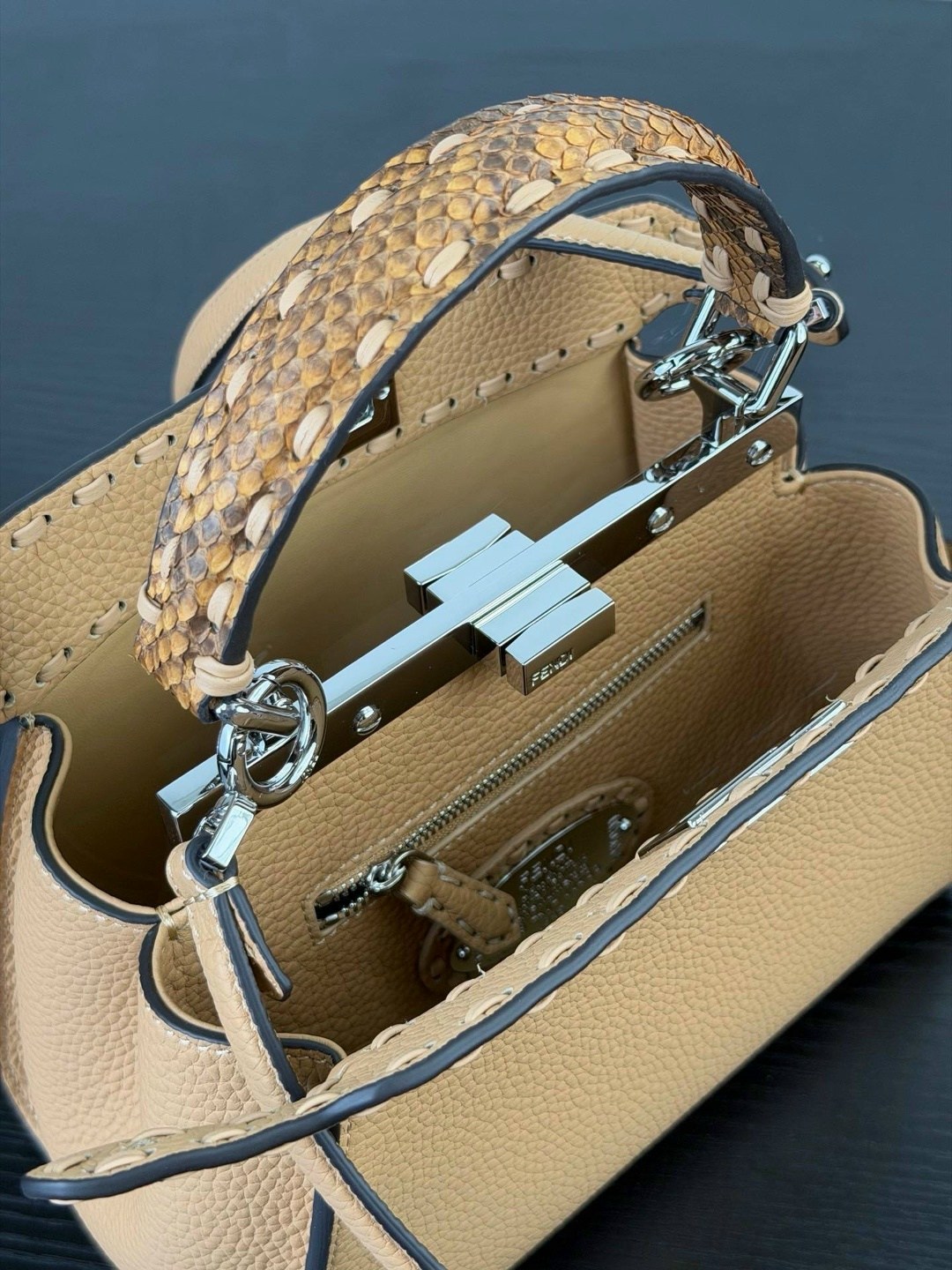 женская бежевая сумка fendi peekaboo mini,женская сумка fendi,сумка fendi,fendi сумка на плечо,женская коричневая сумка fendi peekaboo mini