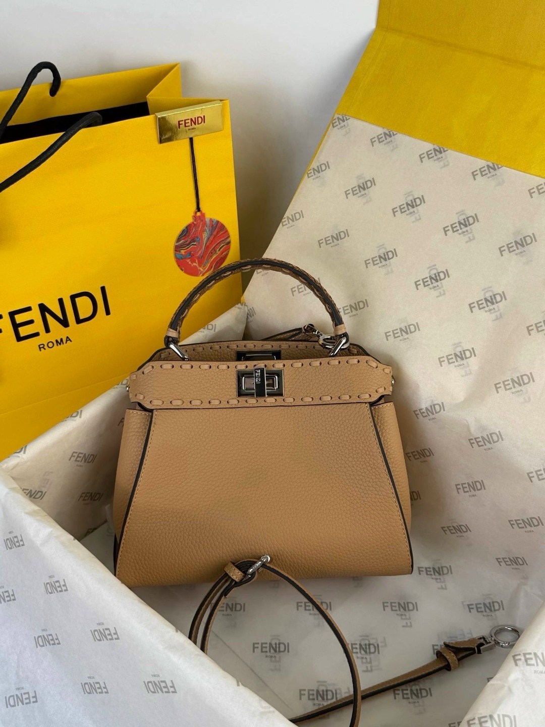 женская бежевая сумка fendi peekaboo mini,женская сумка fendi,сумка fendi,fendi сумка на плечо,женская коричневая сумка fendi peekaboo mini