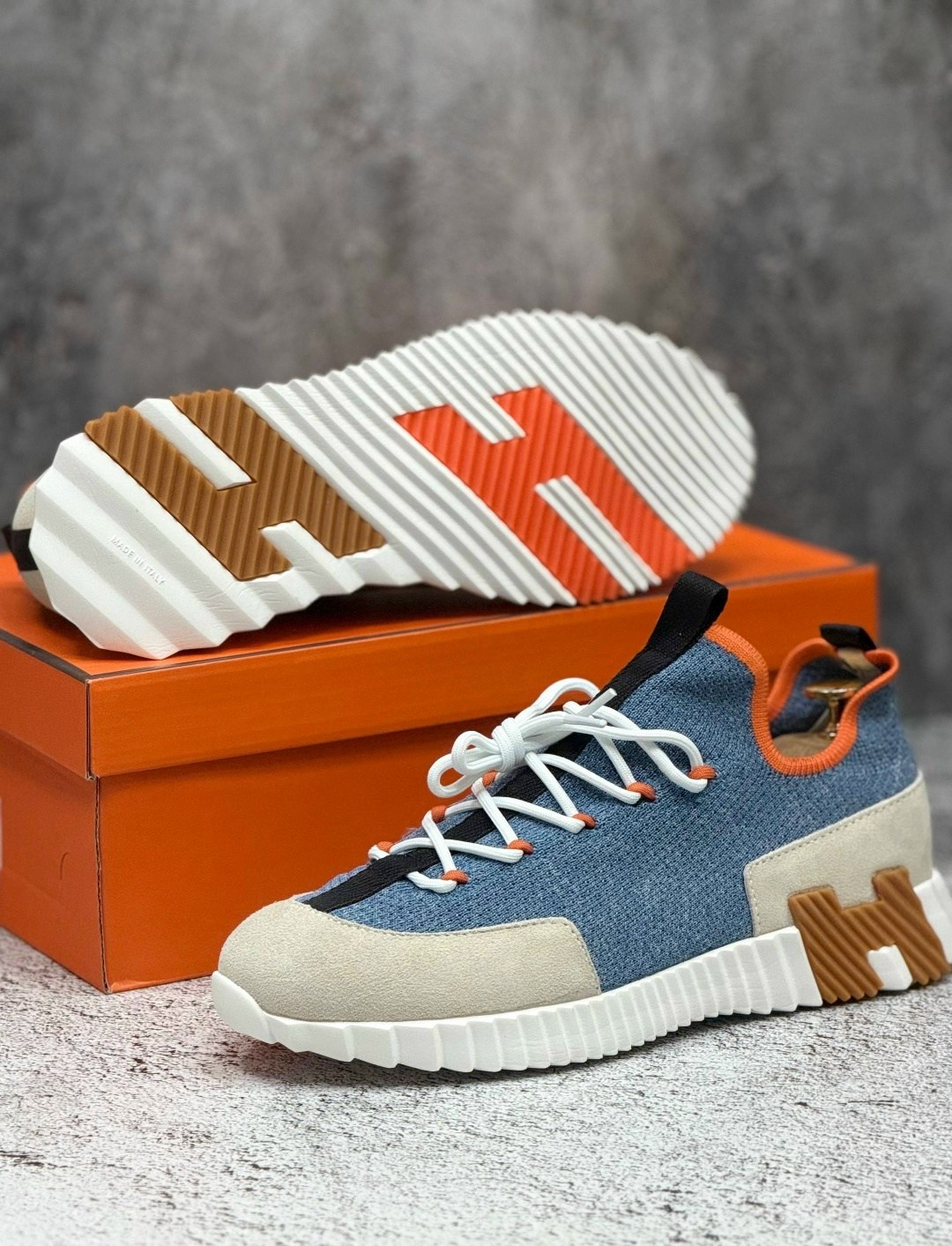 кроссовки hermes,кроссовки мужские hermes,кроссовки hermes прогулочные мужские,кеды hermes мужские,мужские комбинированные кроссовки hermes 2026 синие с красной буквой на подошве