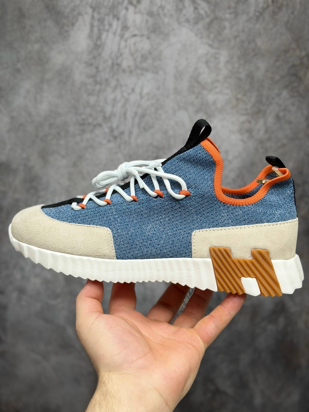 кроссовки hermes,кроссовки мужские hermes,кроссовки hermes прогулочные мужские,кеды hermes мужские,мужские комбинированные кроссовки hermes 2026 синие с красной буквой на подошве