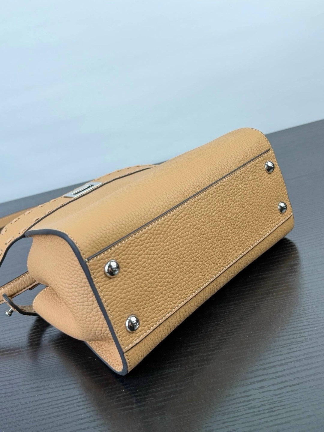 женская бежевая сумка fendi peekaboo mini,женская сумка fendi,сумка fendi,fendi сумка на плечо,женская коричневая сумка fendi peekaboo mini