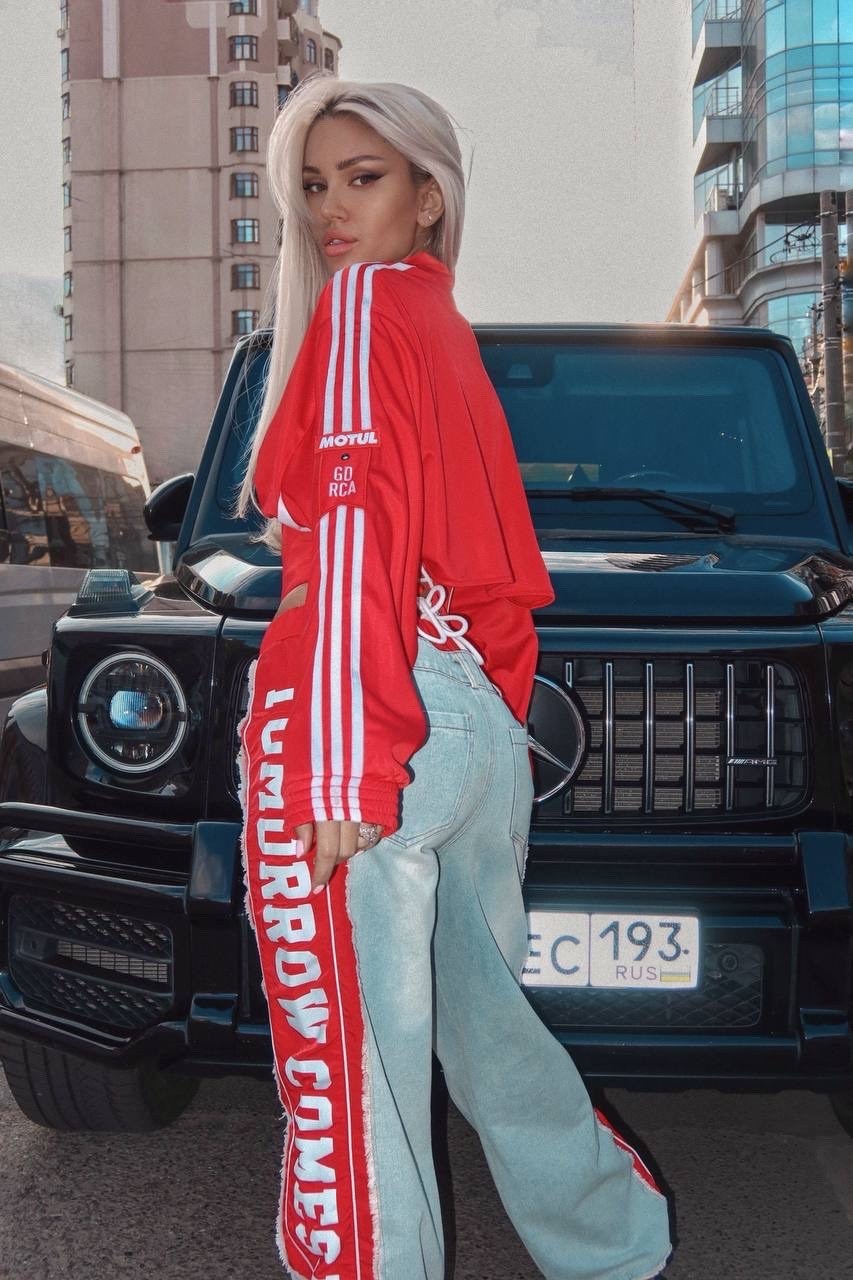 модный стиль,красная олимпийка адидас,adidas original,женская куртка