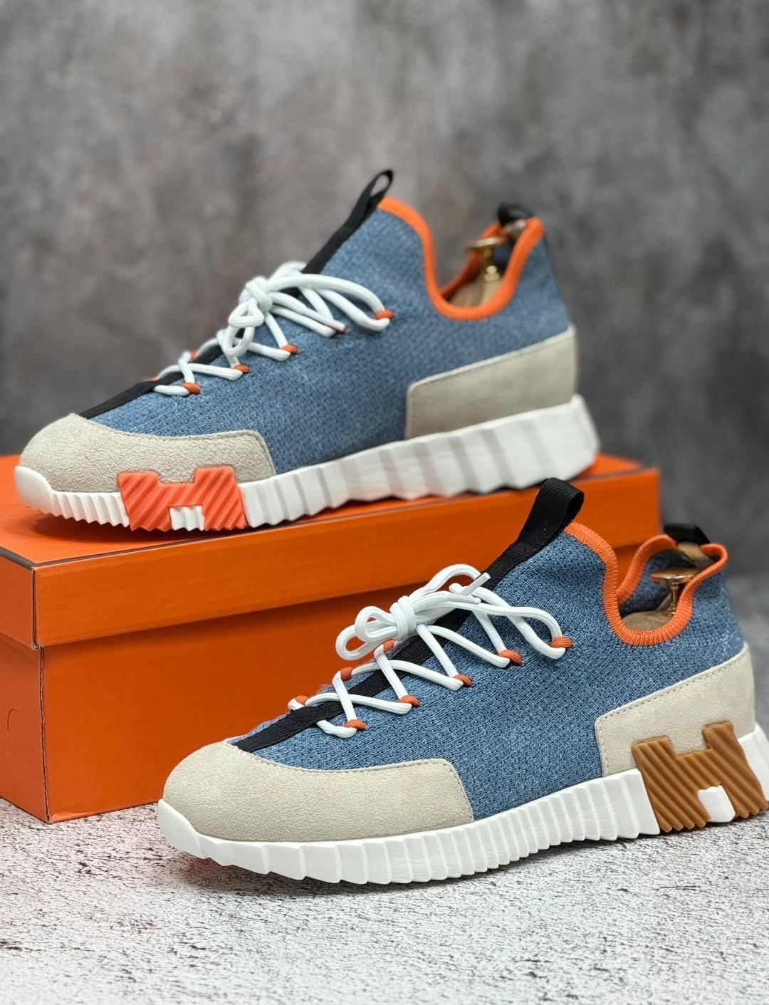 кроссовки hermes,кроссовки мужские hermes,кроссовки hermes прогулочные мужские,кеды hermes мужские,мужские комбинированные кроссовки hermes 2026 синие с красной буквой на подошве