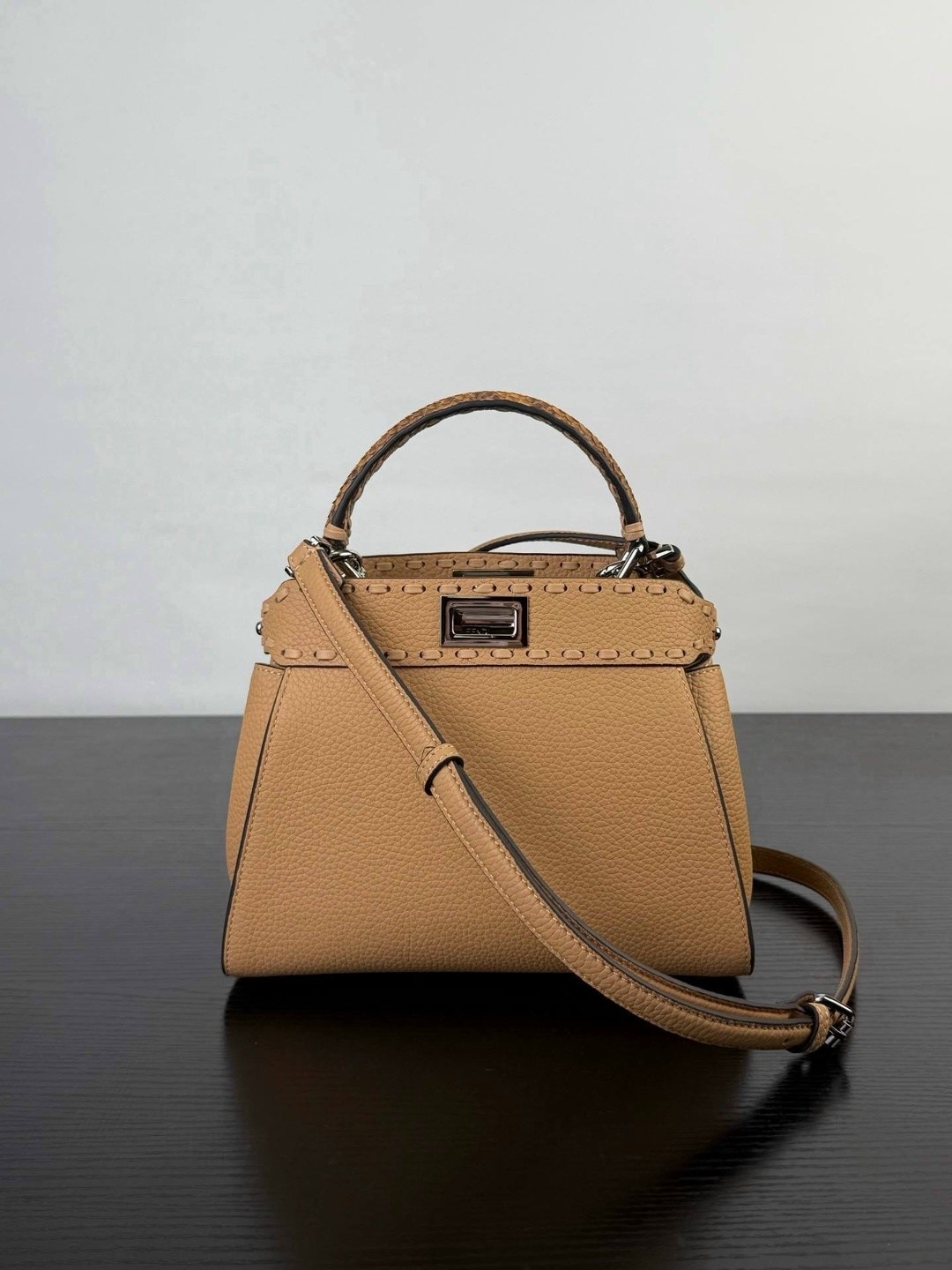 женская бежевая сумка fendi peekaboo mini,женская сумка fendi,сумка fendi,fendi сумка на плечо,женская коричневая сумка fendi peekaboo mini