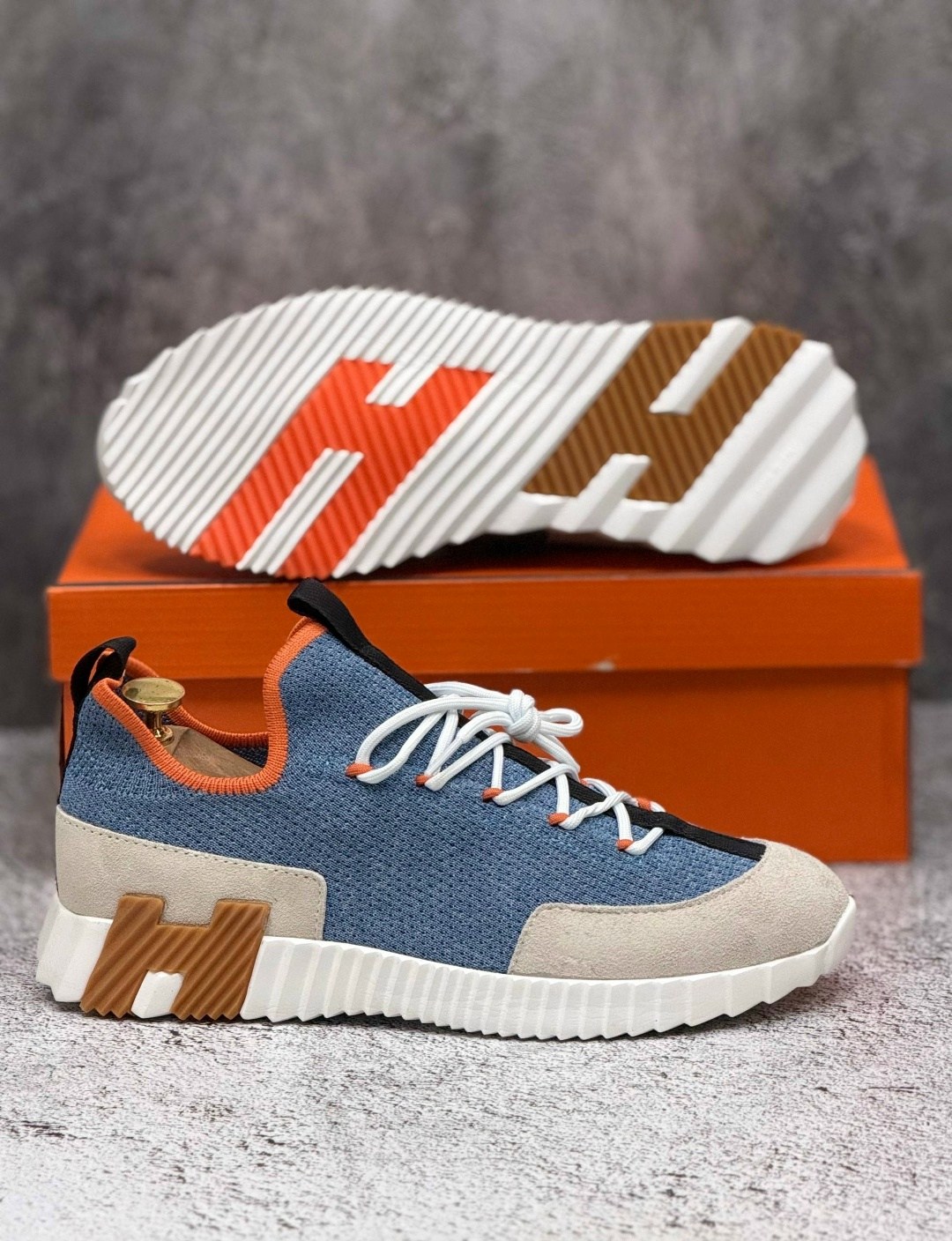 кроссовки hermes,кроссовки мужские hermes,кроссовки hermes прогулочные мужские,кеды hermes мужские,мужские комбинированные кроссовки hermes 2026 синие с красной буквой на подошве