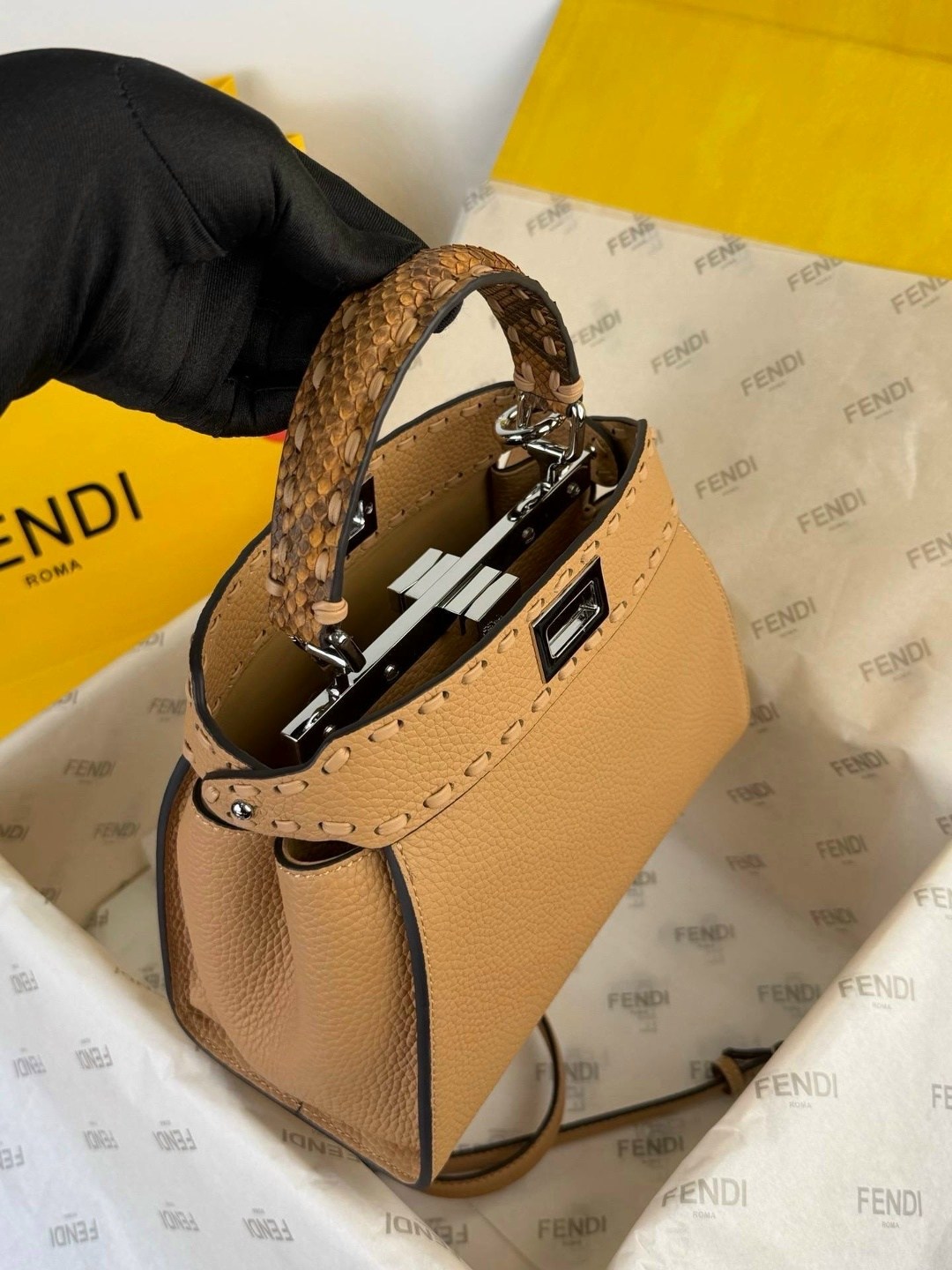 женская бежевая сумка fendi peekaboo mini,женская сумка fendi,сумка fendi,fendi сумка на плечо,женская коричневая сумка fendi peekaboo mini