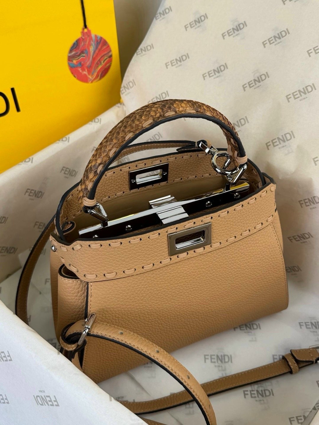 женская бежевая сумка fendi peekaboo mini,женская сумка fendi,сумка fendi,fendi сумка на плечо,женская коричневая сумка fendi peekaboo mini