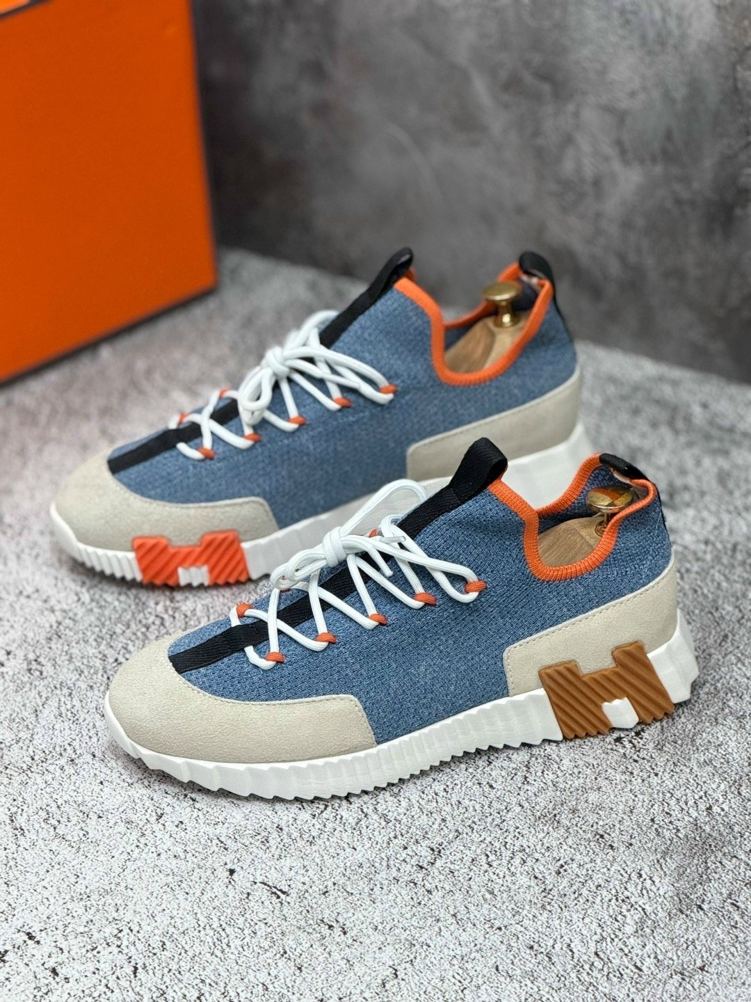 кроссовки hermes,кроссовки мужские hermes,кроссовки hermes прогулочные мужские,кеды hermes мужские,мужские комбинированные кроссовки hermes 2026 синие с красной буквой на подошве